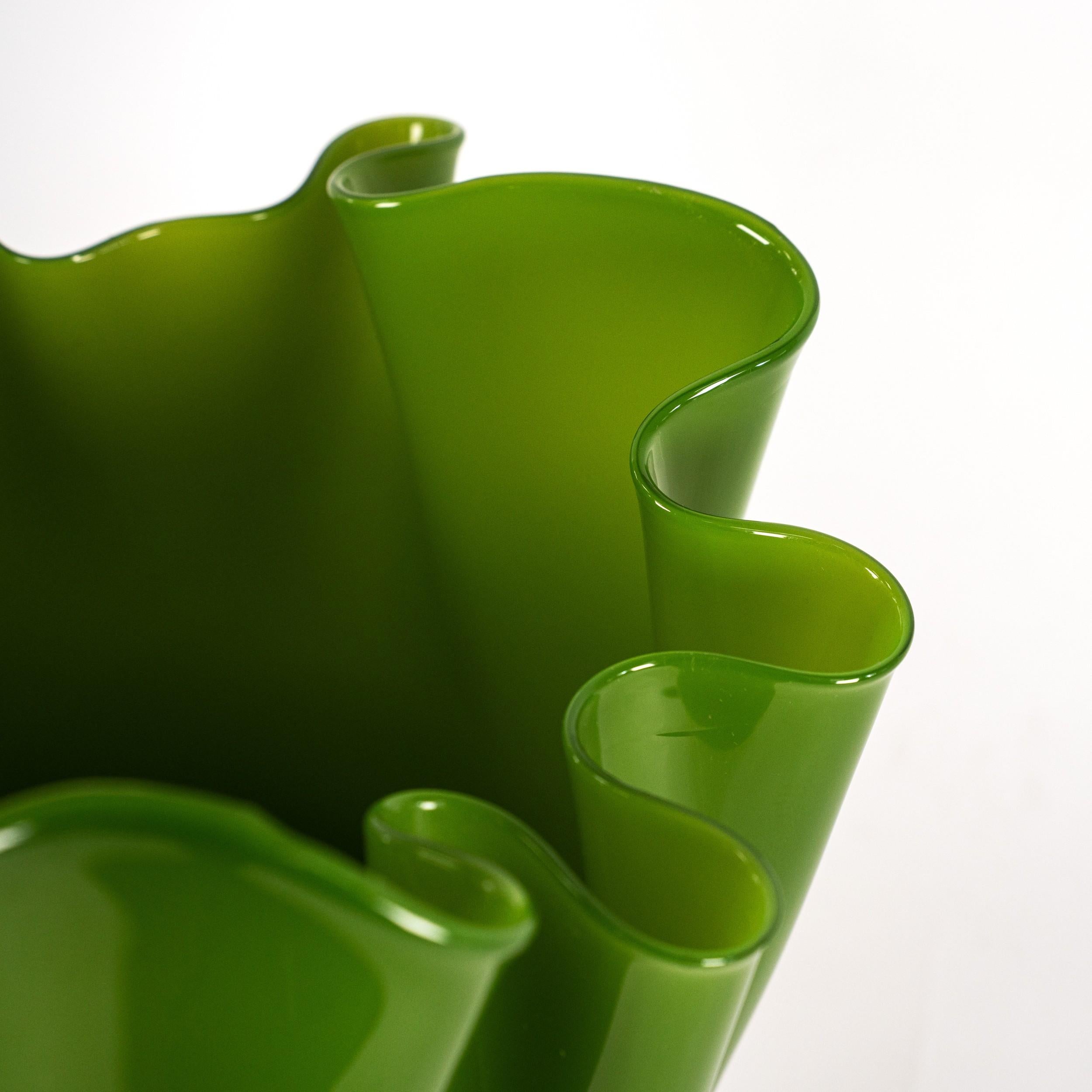 Vase VENINI Fazzoletto Vert Verre de Murano, Signé 2014, fait main en Italie Excellent état - En vente à Venezia, IT