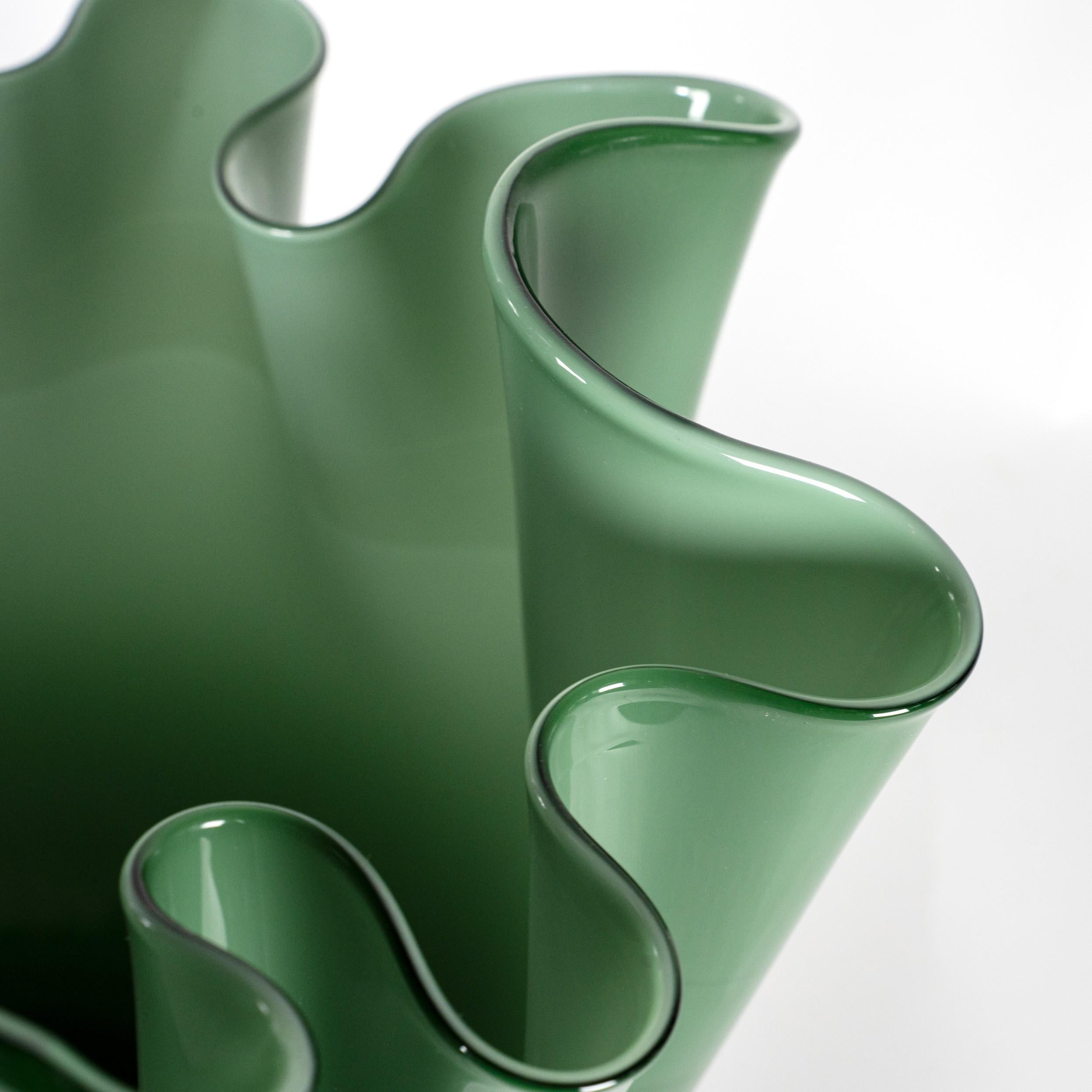 Vase VENINI Fazzoletto Vert Verre de Murano, Signé 2014, fait main en Italie Excellent état - En vente à Venezia, IT