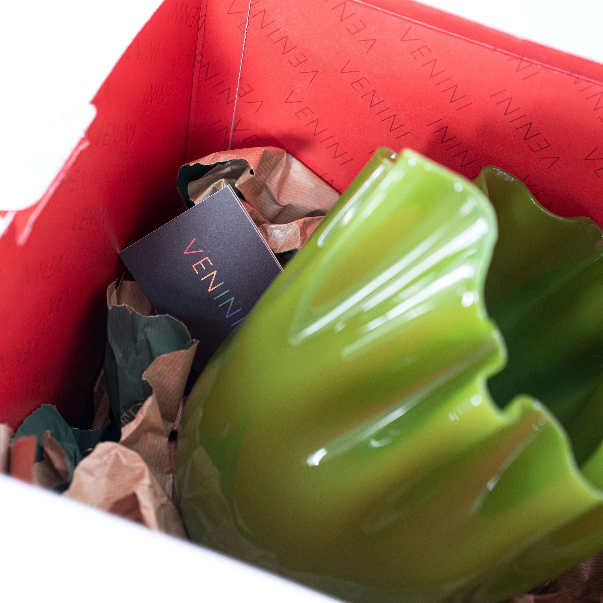 XXIe siècle et contemporain Vase VENINI Fazzoletto Vert Verre de Murano, Signé 2014, fait main en Italie en vente