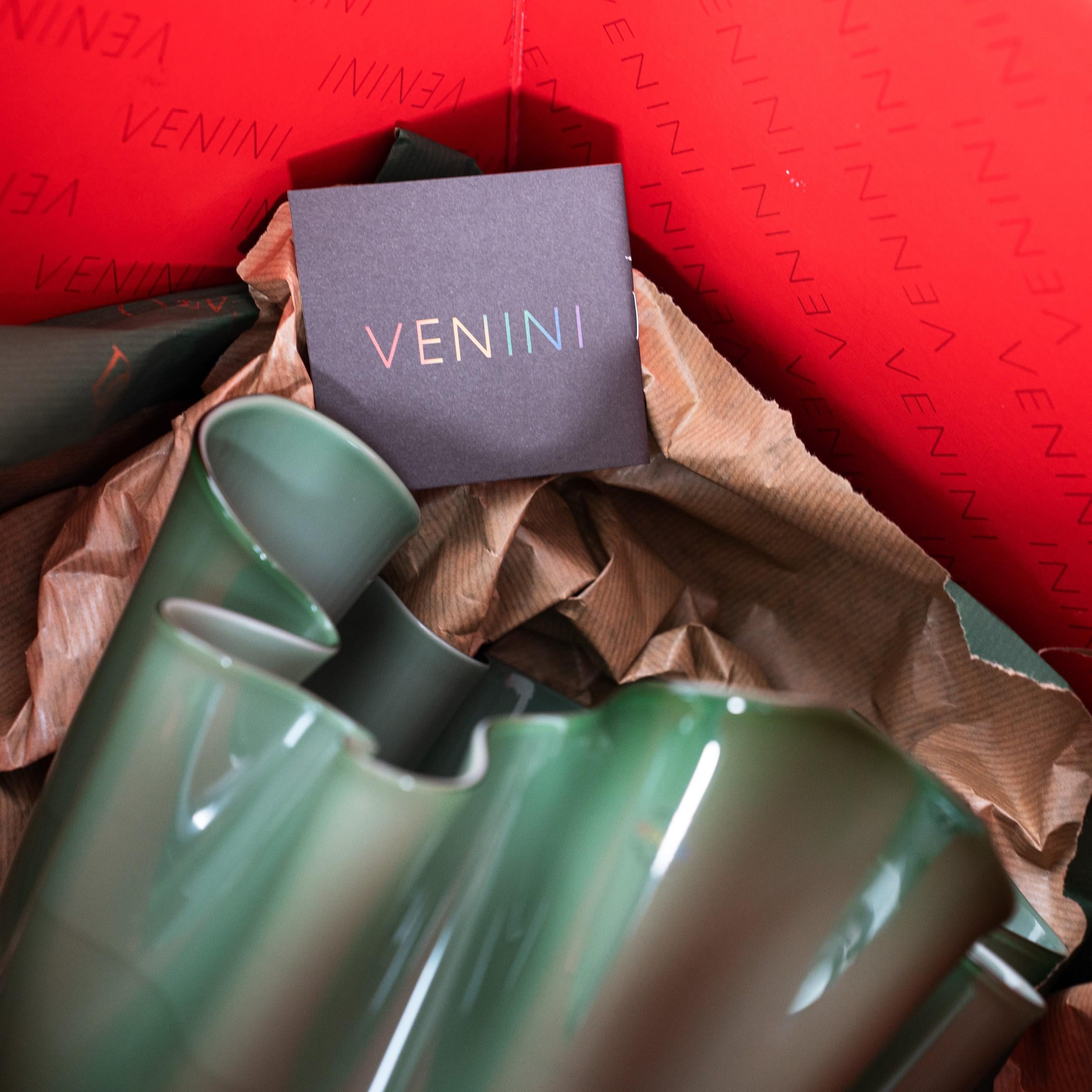 Verre brun Vase VENINI Fazzoletto Vert Verre de Murano, Signé 2014, fait main en Italie en vente