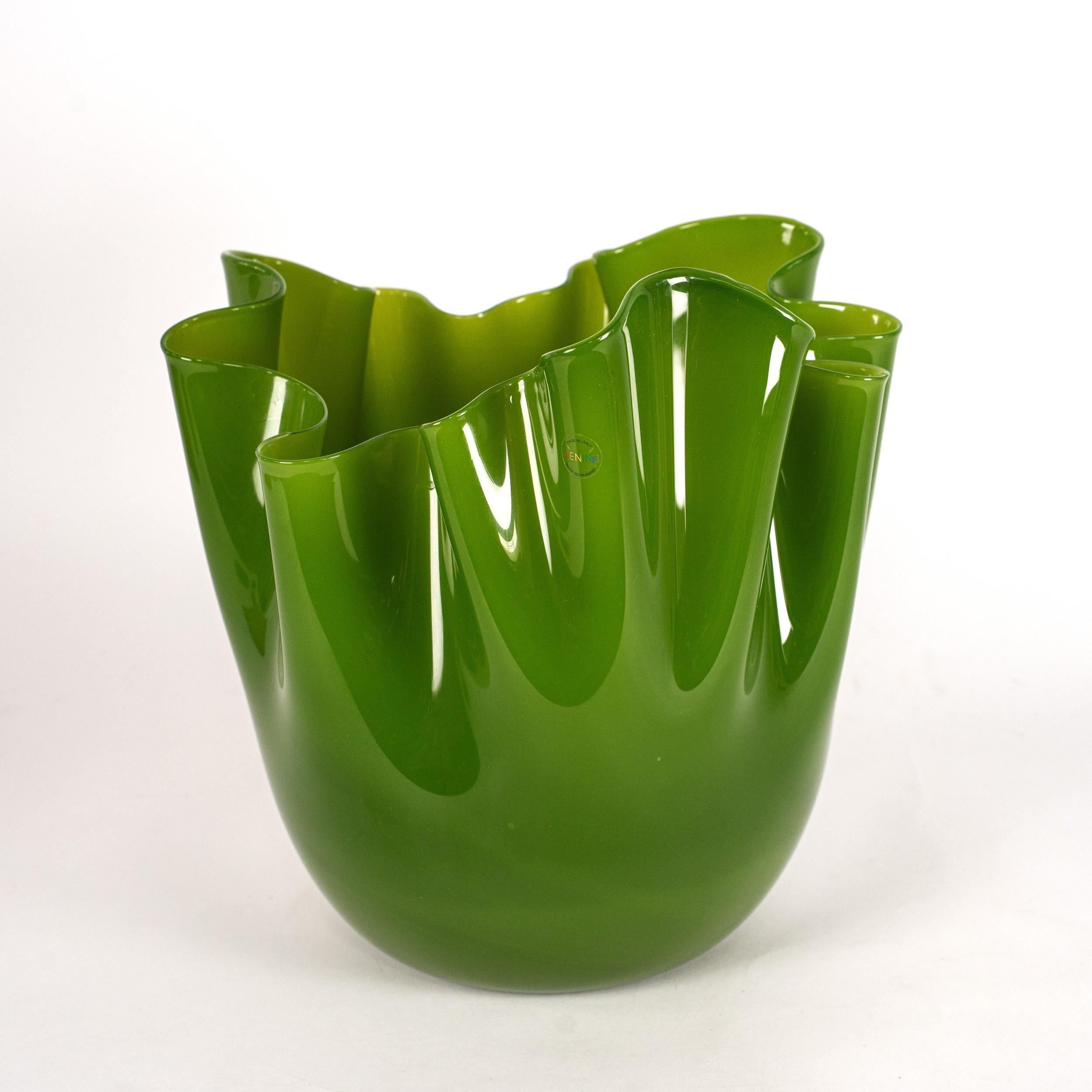Vase VENINI Fazzoletto Vert Verre de Murano, Signé 2014, fait main en Italie en vente 1