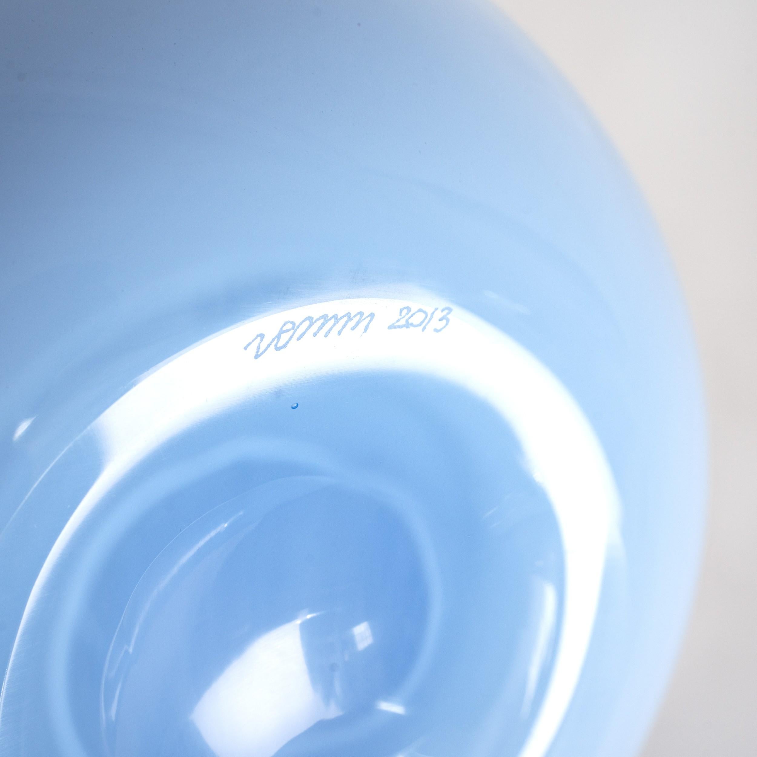 Iconico vaso Fazzoletto di Venini, modello 702.00, in vetro opalino Iceberg e White, firmato 2013 con scatola e documenti.

Soffiato e rifinito a mano dai maestri vetrai di Murano, con il caratteristico bordo ondulato 