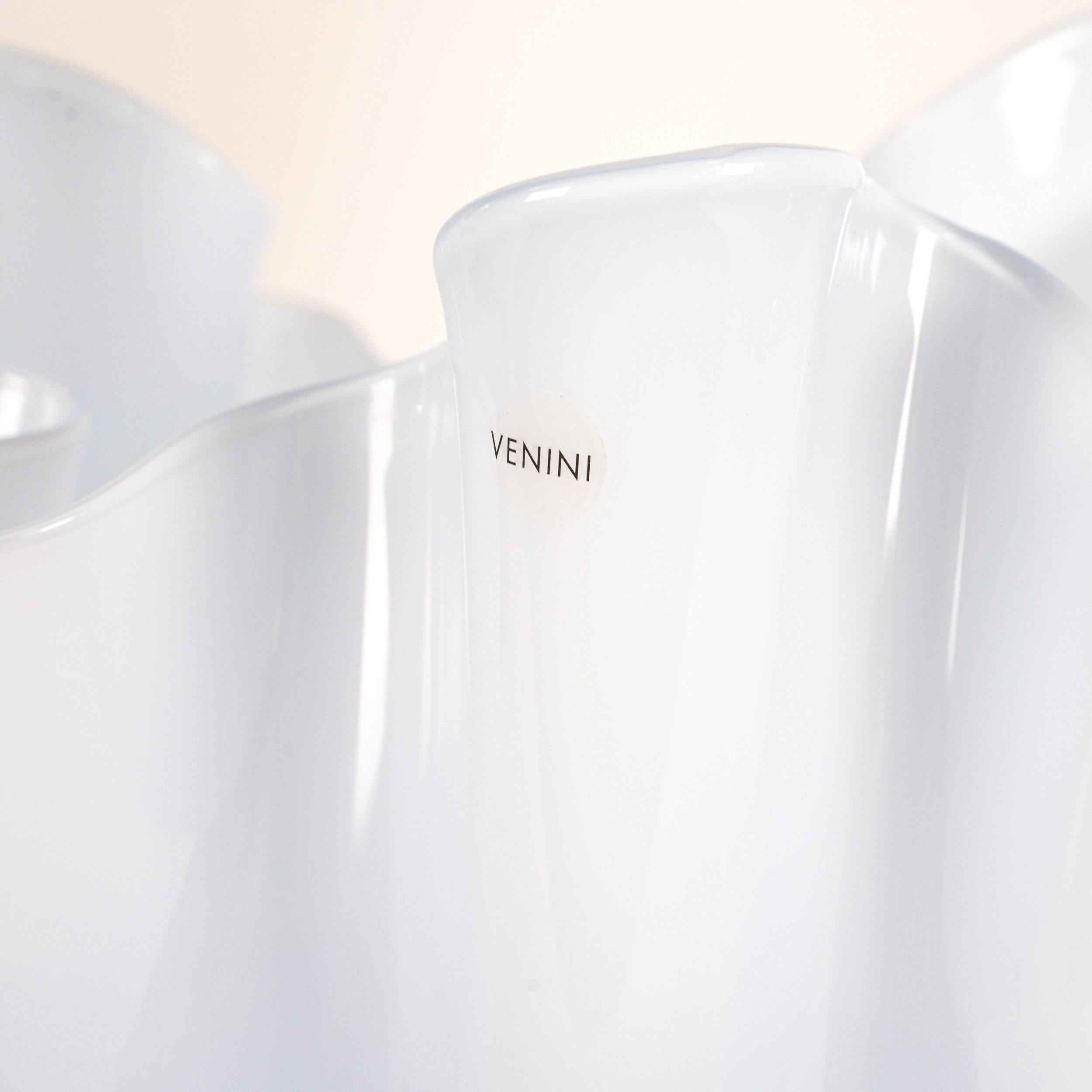 Mid-Century moderno Venini vaso Fazzoletto Iceberg e vetro di Murano bianco, firmato 2013 in vendita