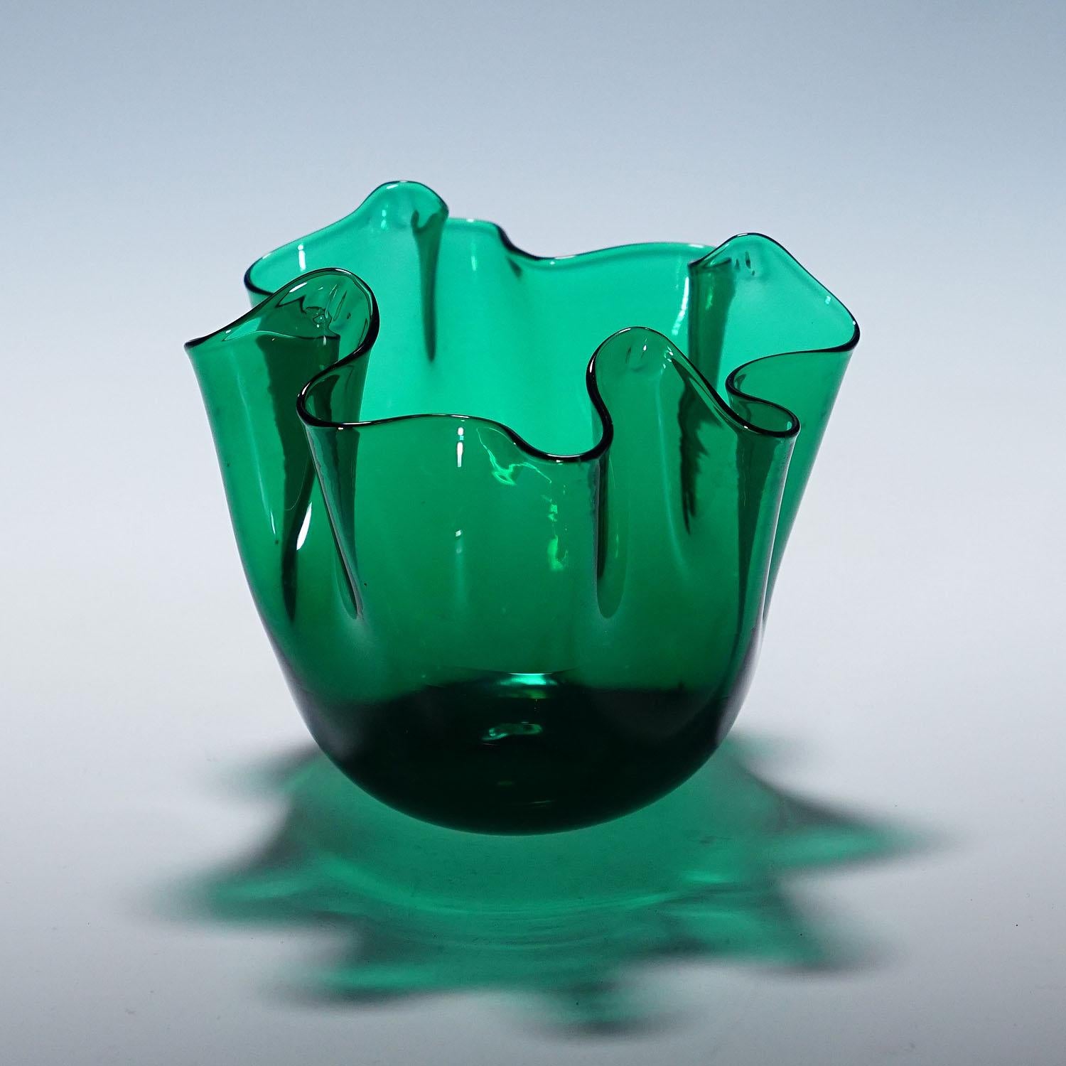 Venini Vaso Fazzoletto in verde, Fulvio Bianconi 1950s

Un vaso Fazzoletto in vetro verde trasparente. Prodotto negli anni '50 da Venini, Venezia, su disegno di Fulvio Bianconi. Sulla base è presente la firma incisa ad acido 'venini murano ITALY'.
