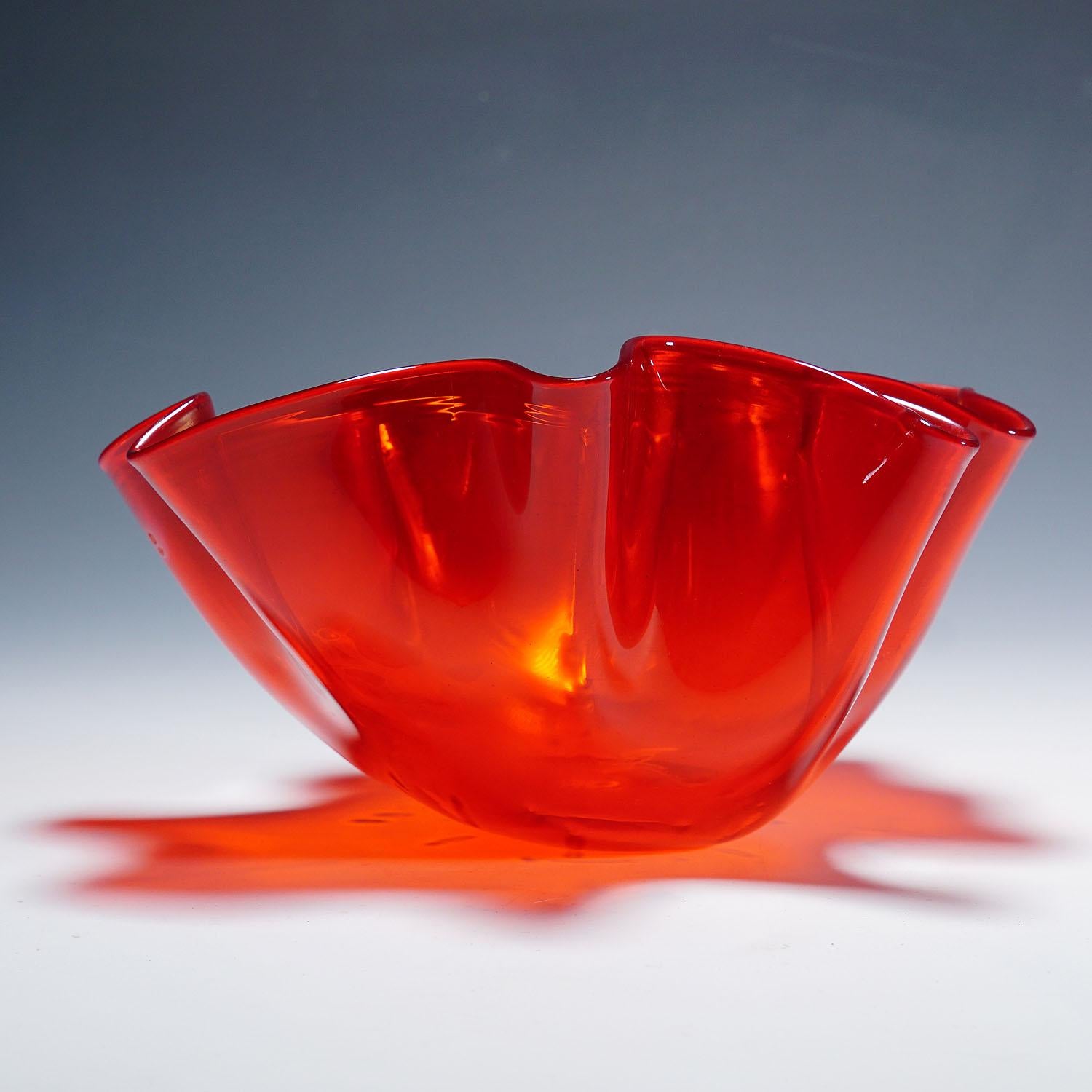 Verre d'art Vase Venini 'Fazzoletto' en rouge, Venise Murano années 1950 en vente