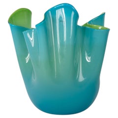 Vase VENINI « Fazzoletto » en verre de Murano opalin turquoise et vert, signé 2010