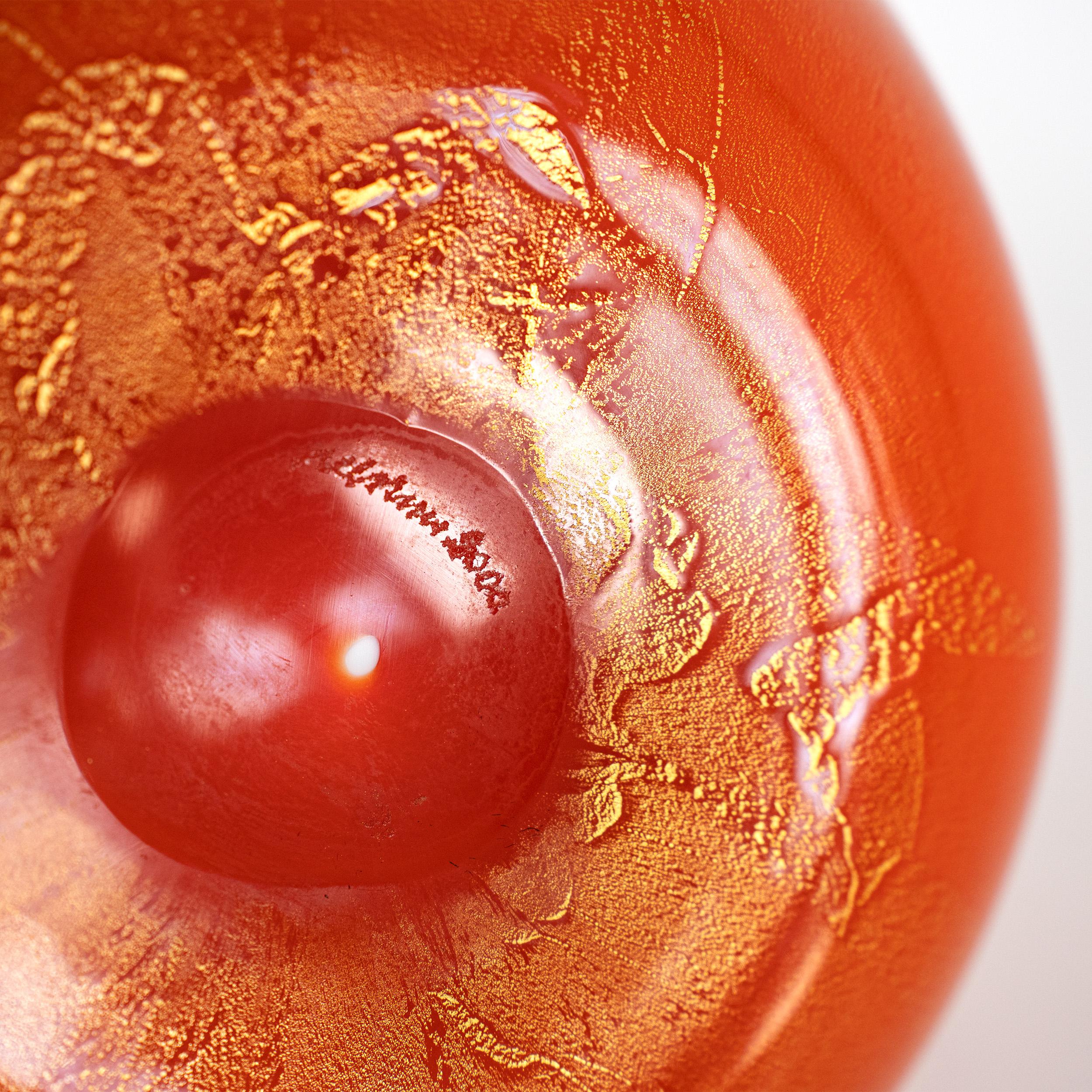 Jarrón Venini Fazzoletto de principios de la década de 2000, modelo 700.00, realizado en vidrio naranja y blanco leche (lattimo) con detalles aplicados de pan de oro de 24 quilates. Soplado y moldeado a mano alzada para crear el característico borde