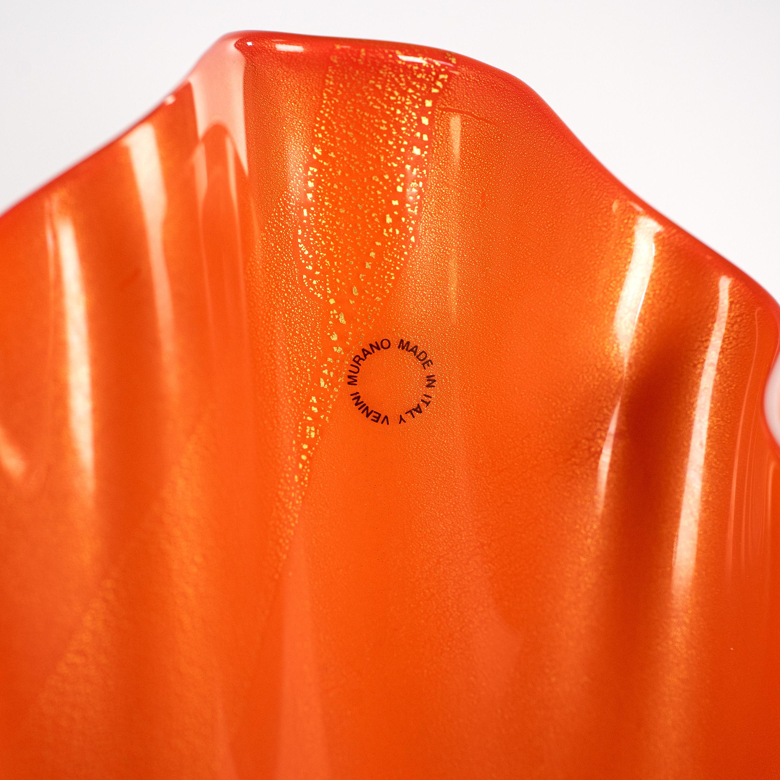 VENINI jarrón Fazzoletto Naranja/Leche con detalles dorados, Vidrio de Murano, Firmado 2000 Moderno de mediados de siglo en venta