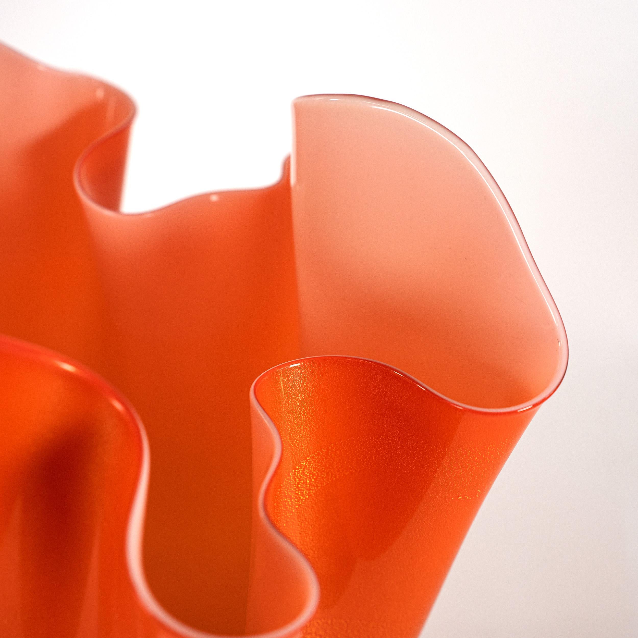 VENINI jarrón Fazzoletto Naranja/Leche con detalles dorados, Vidrio de Murano, Firmado 2000 en Excelente estado para la venta en Venezia, IT