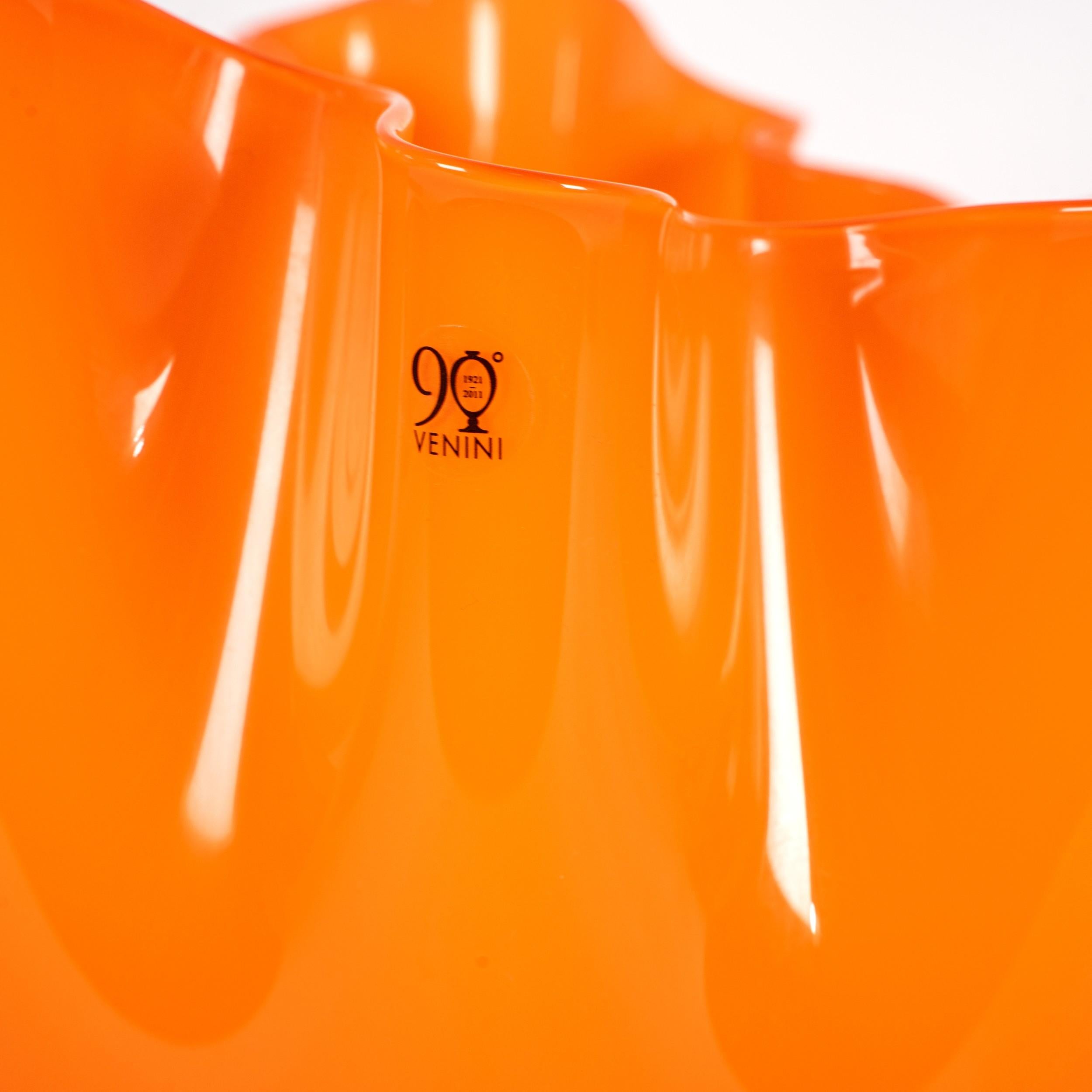 Mid-Century Modern Venini vase Fazzoletto Orange en verre de Murano, 90e anniversaire, signé 2012 en vente