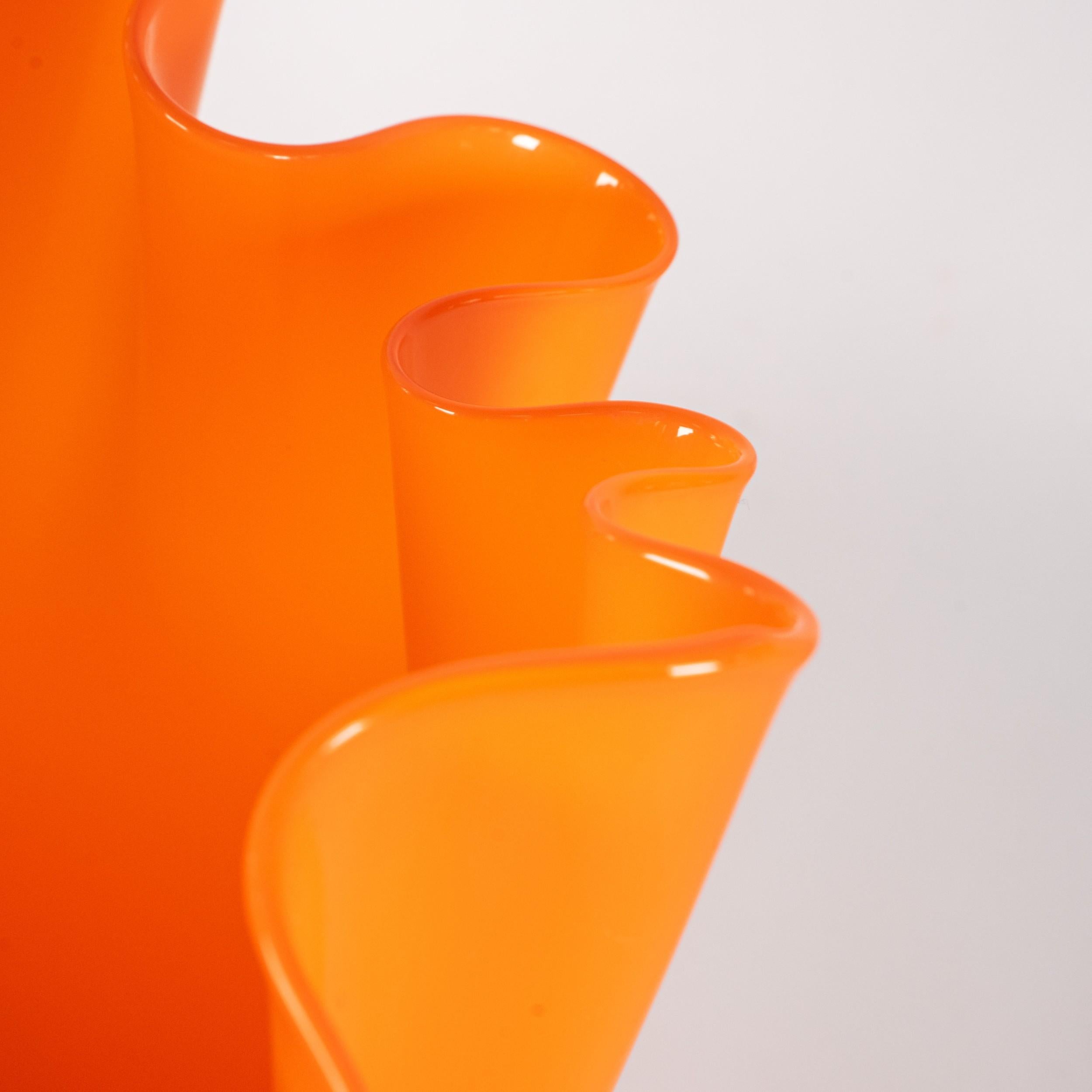 Venini vase Fazzoletto Orange en verre de Murano, 90e anniversaire, signé 2012 Excellent état - En vente à Venezia, IT