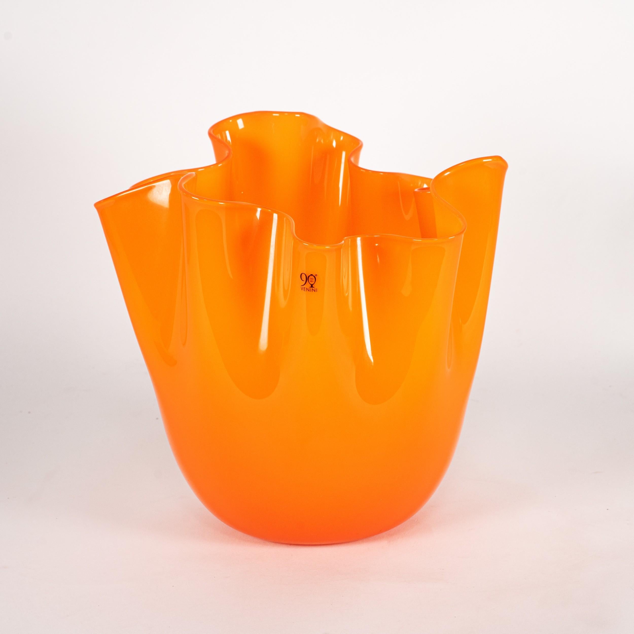 Verre brun Venini vase Fazzoletto Orange en verre de Murano, 90e anniversaire, signé 2012 en vente