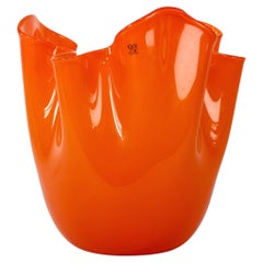 Vase VENINI « Fazzoletto » en verre de Murano orange, signé 2012, fabriqué en Italie