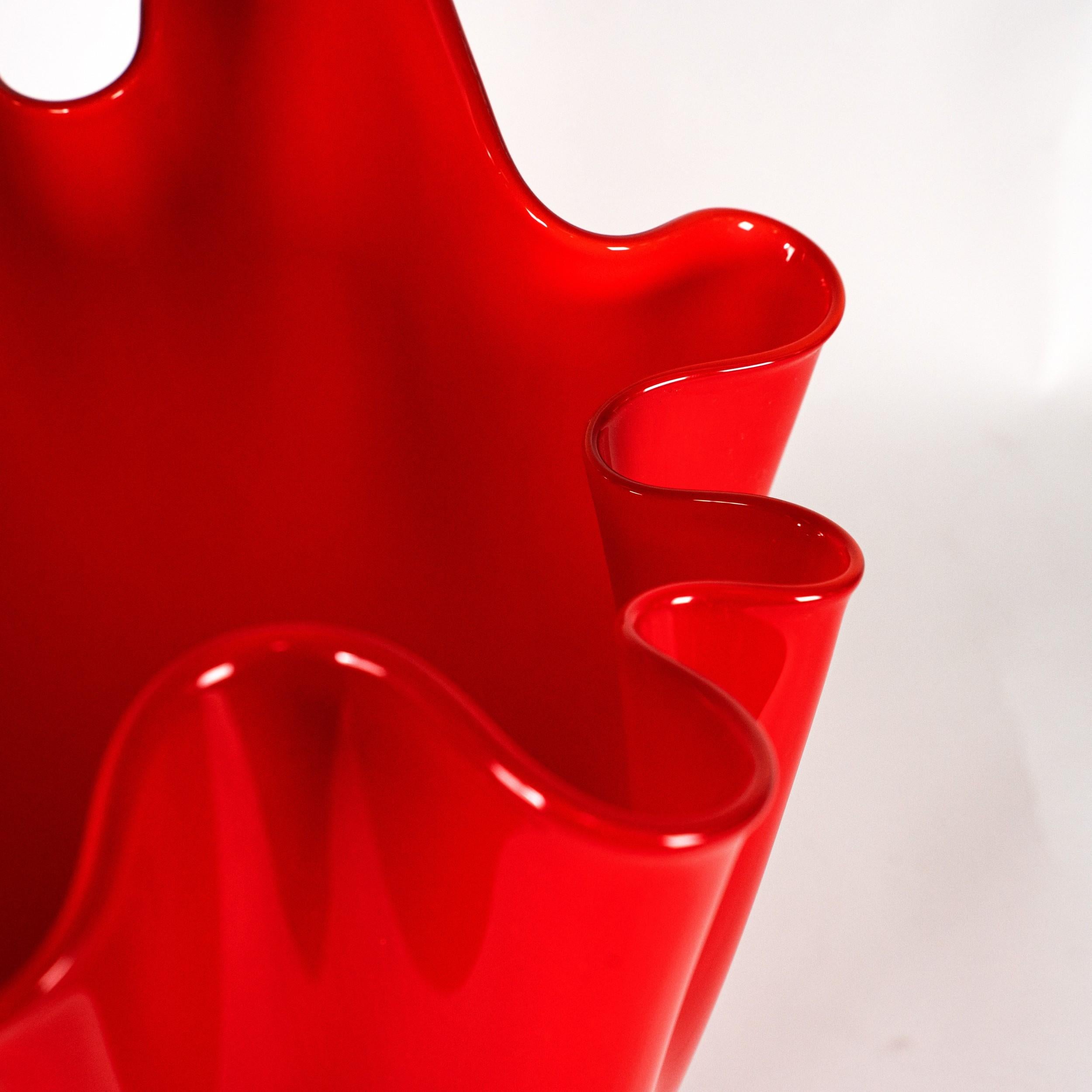 VENINI jarrón Fazzoletto Rojo Cristal de Murano, limitada 90º Aniversario, Firmado 2012 en Excelente estado para la venta en Venezia, IT