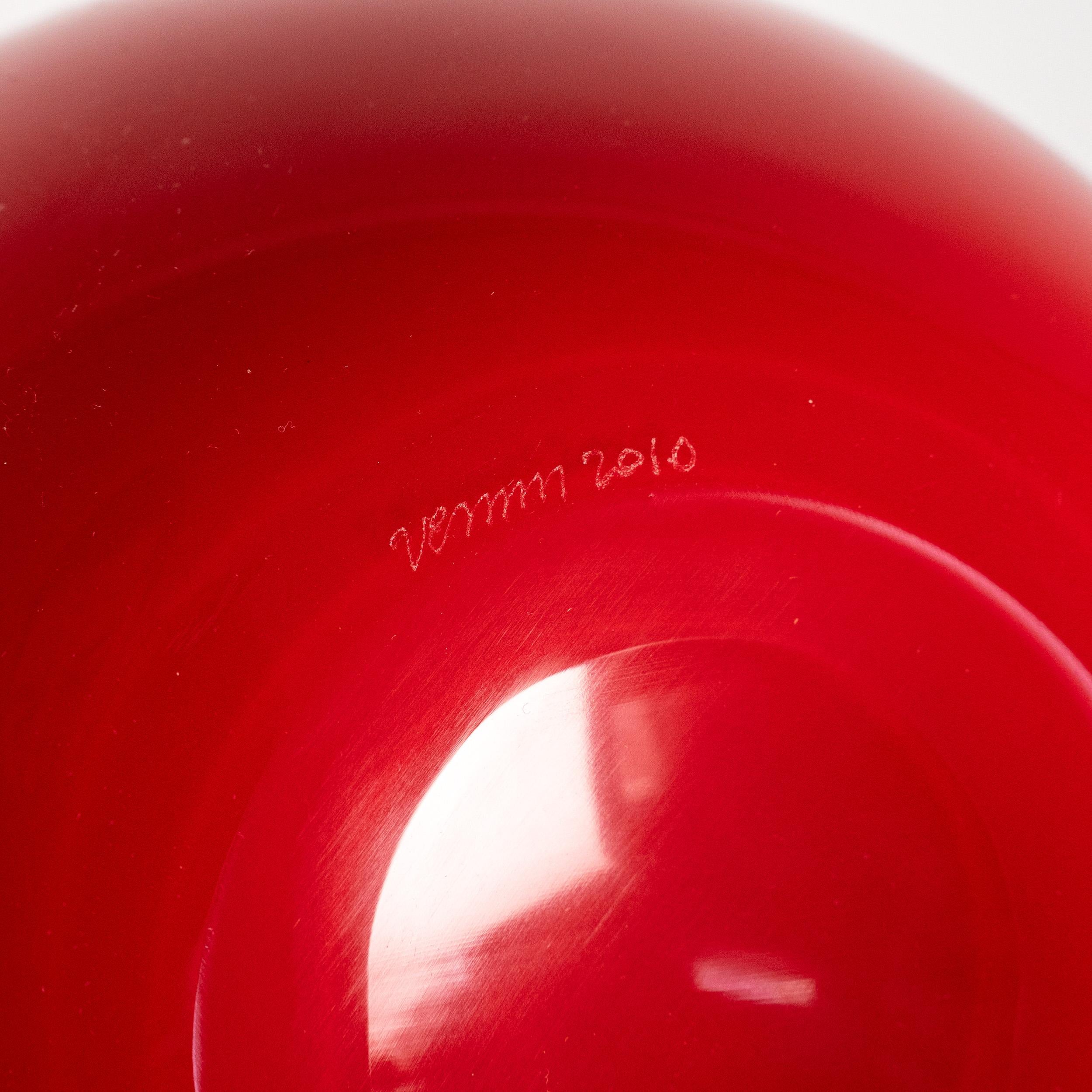 Iconico vaso Fazzoletto di Venini, modello 700.00, in vetro opalino rosso e rosa, firmato 2010 con scatola e documenti originali.

Soffiato e rifinito a mano dai maestri vetrai di Murano, con il caratteristico bordo ondulato 