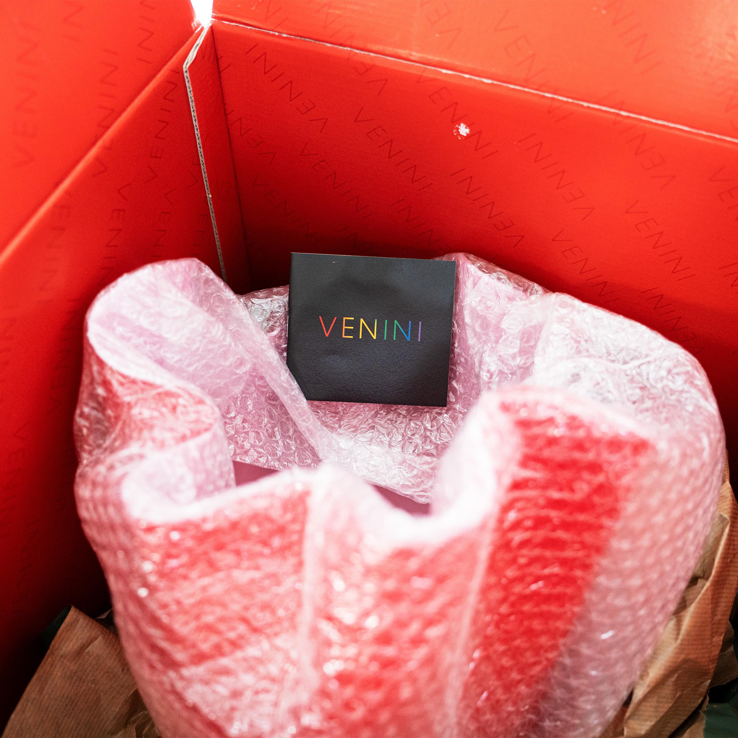 Mid-Century moderno Venini vaso Fazzoletto Rosso e Rosa in vetro di Murano, firmato 2010, fatto a mano in Italia in vendita