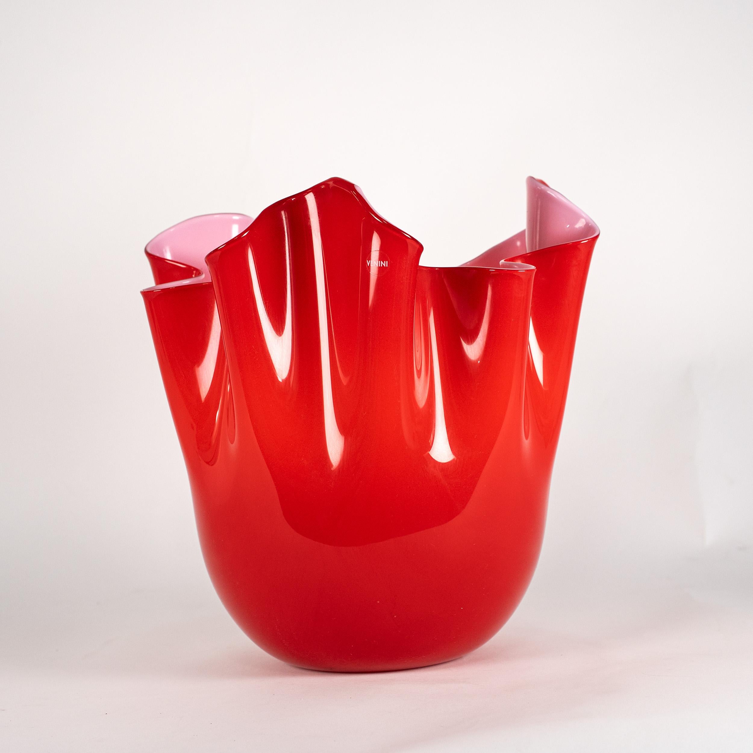 Italiano Venini vaso Fazzoletto Rosso e Rosa in vetro di Murano, firmato 2010, fatto a mano in Italia in vendita