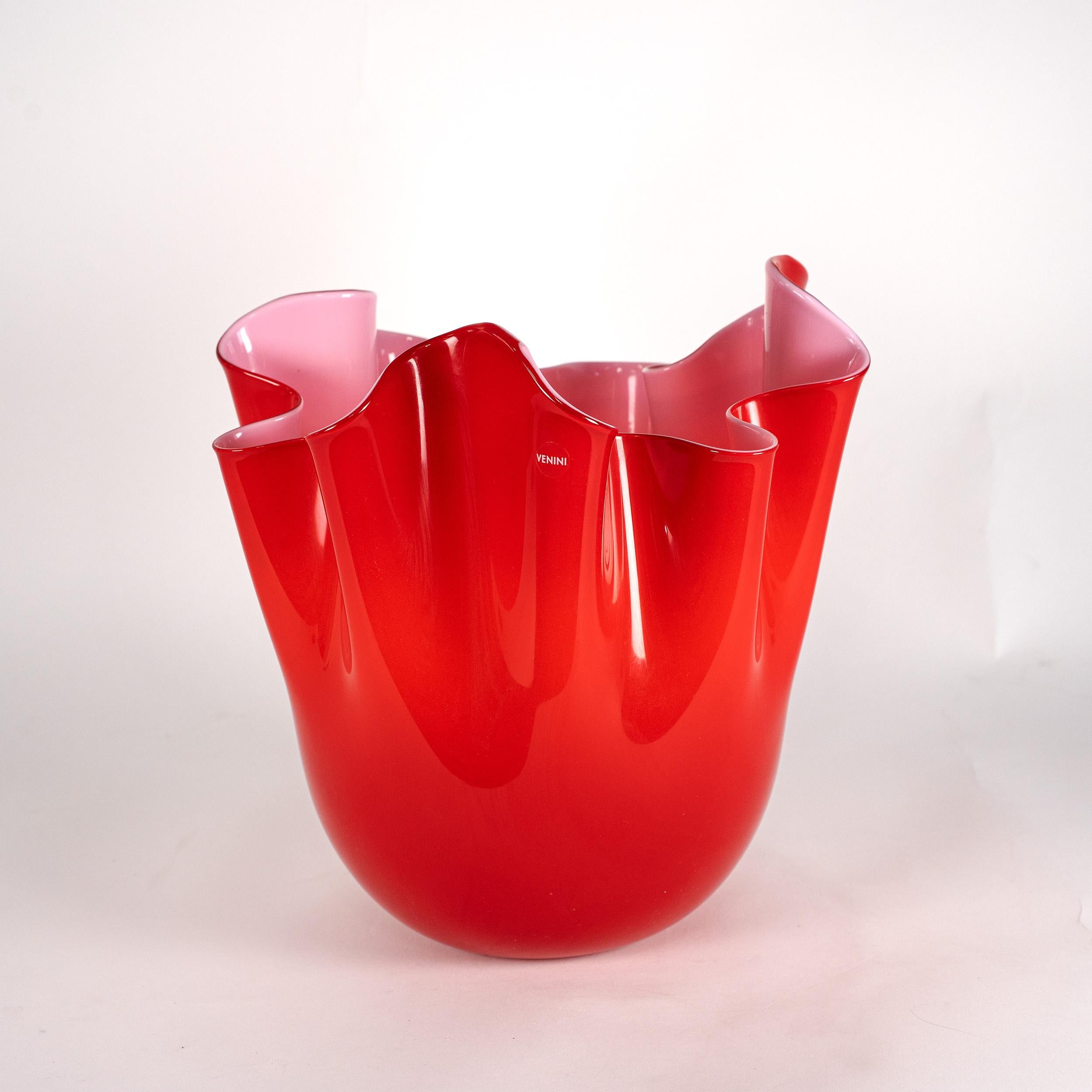 Venini vaso Fazzoletto Rosso e Rosa in vetro di Murano, firmato 2010, fatto a mano in Italia In condizioni ottime in vendita a Venezia, IT