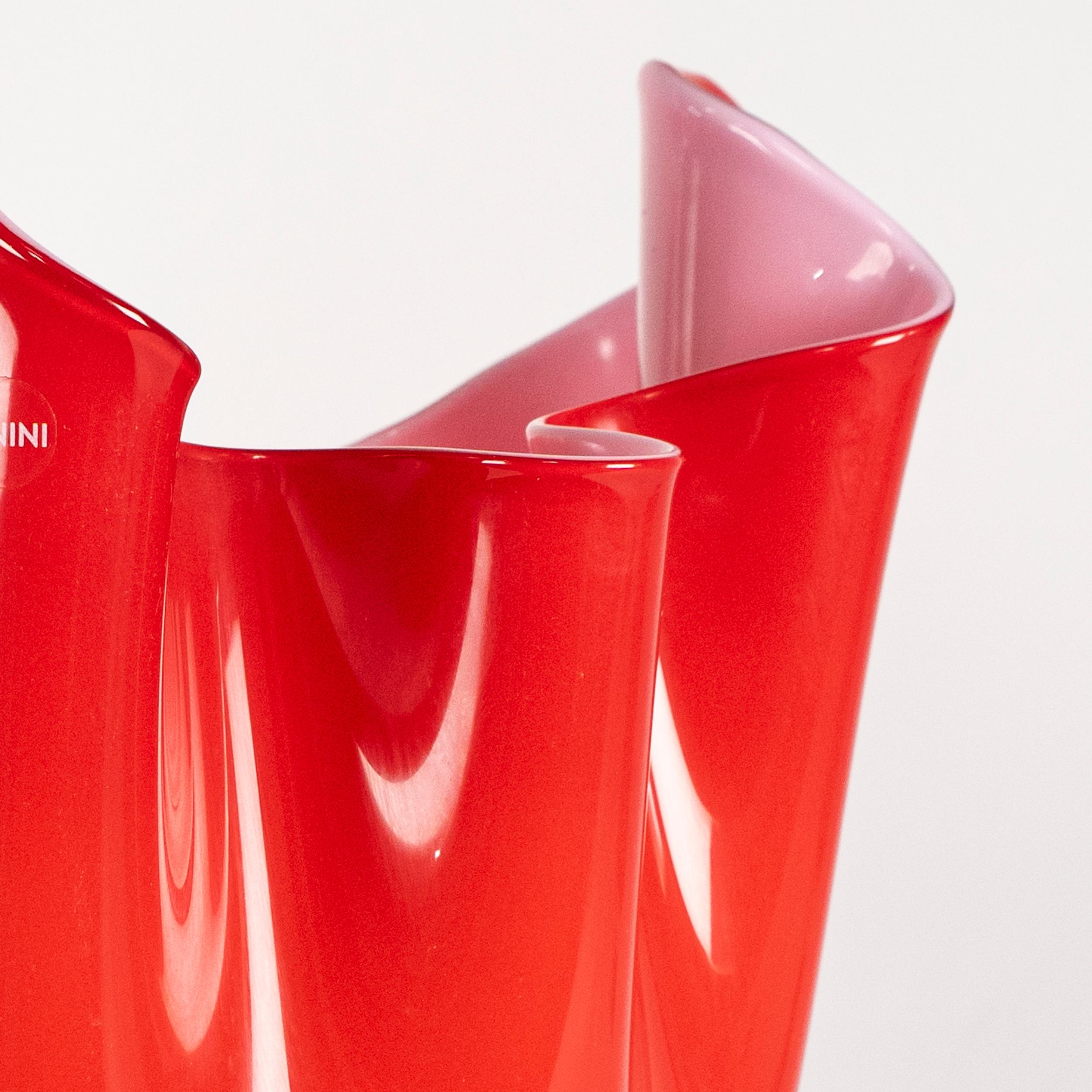 Vetro soffiato Venini vaso Fazzoletto Rosso e Rosa in vetro di Murano, firmato 2010, fatto a mano in Italia in vendita