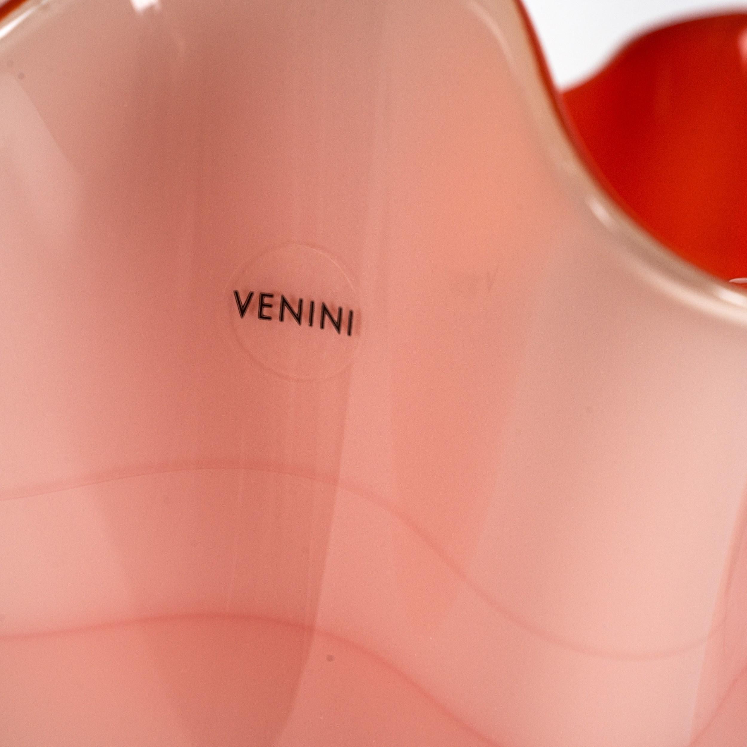 Mid-Century moderno VENINI vase Fazzoletto Taupe Gray & Red Murano Glass Signed 2010, Made in Italy in vendita