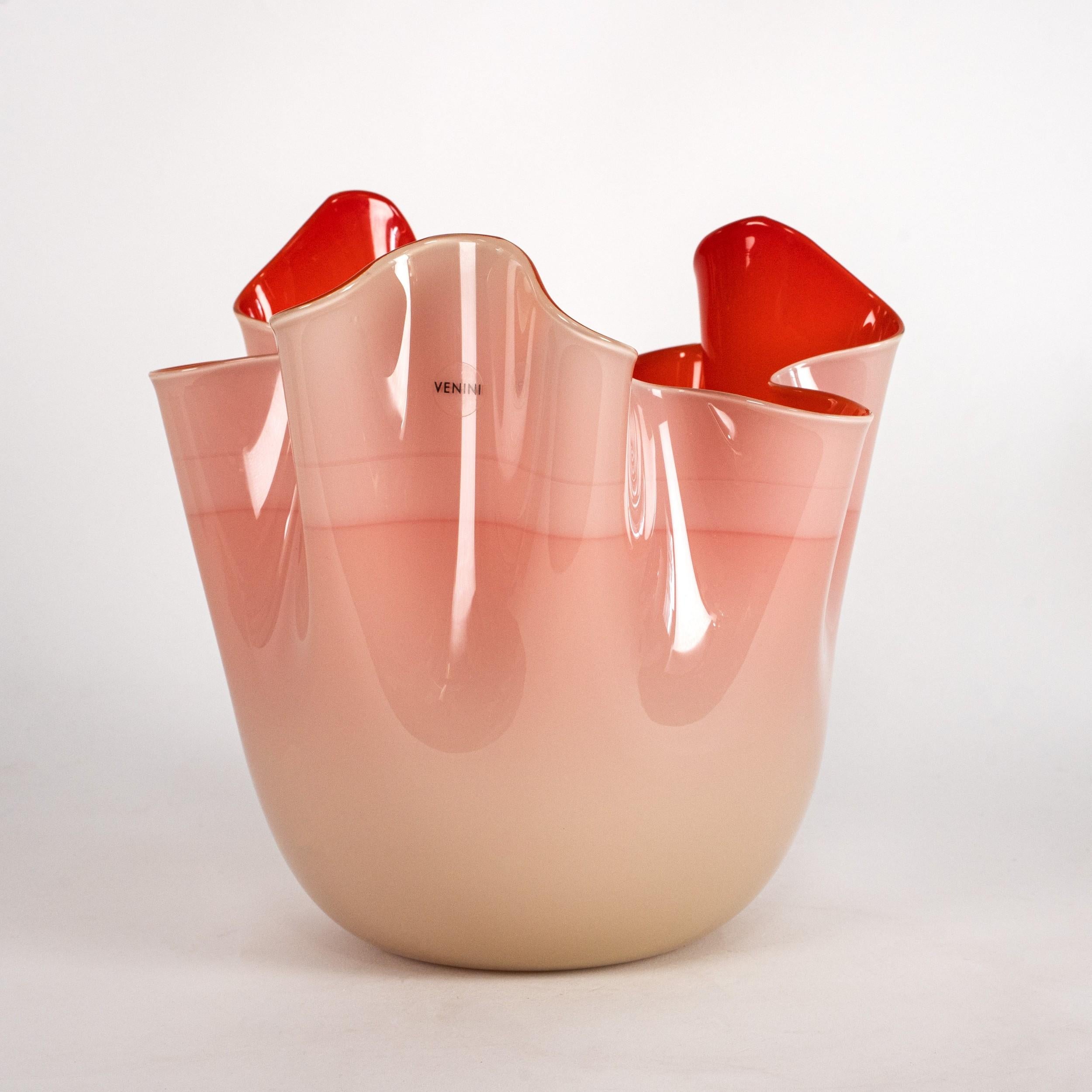 Italiano VENINI vase Fazzoletto Taupe Gray & Red Murano Glass Signed 2010, Made in Italy in vendita