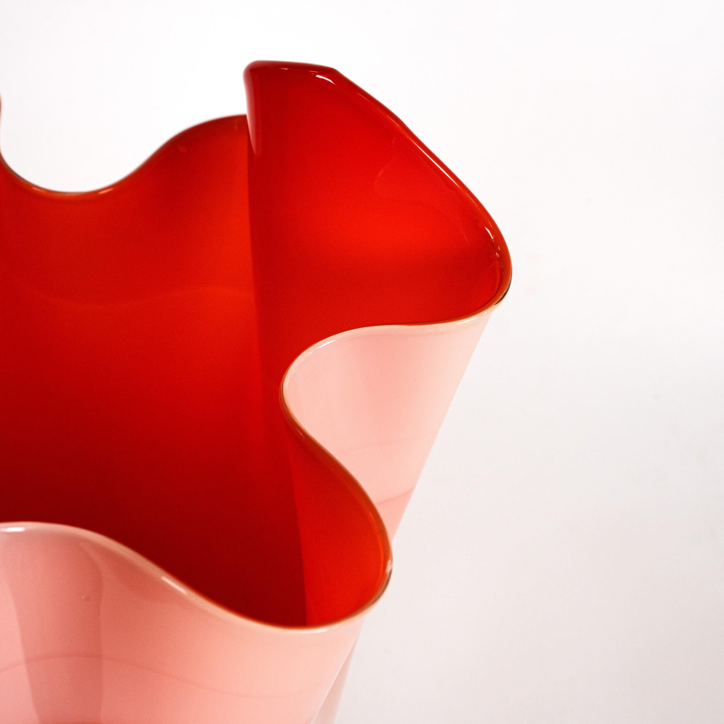 VENINI vase Fazzoletto Taupe Gray & Red Murano Glass Signed 2010, Made in Italy In condizioni ottime in vendita a Venezia, IT