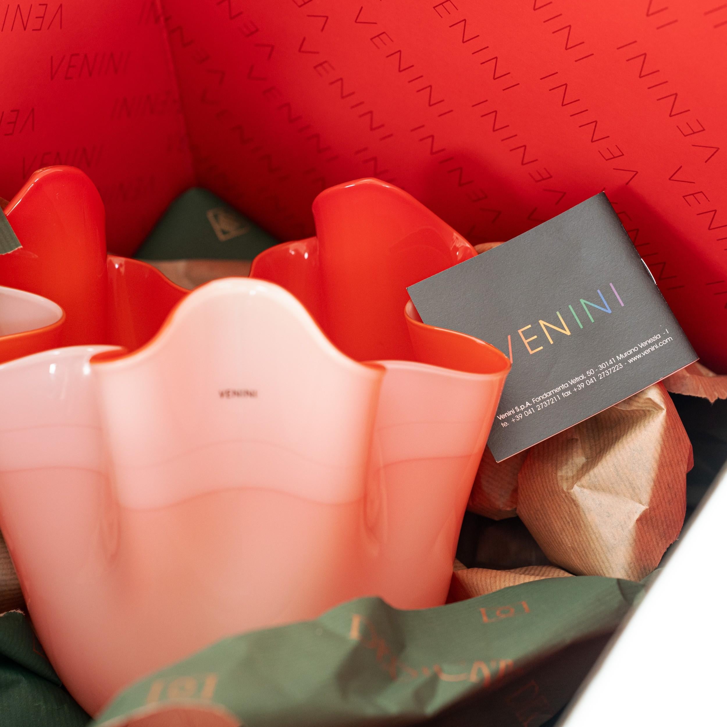 Vetro soffiato VENINI vase Fazzoletto Taupe Gray & Red Murano Glass Signed 2010, Made in Italy in vendita