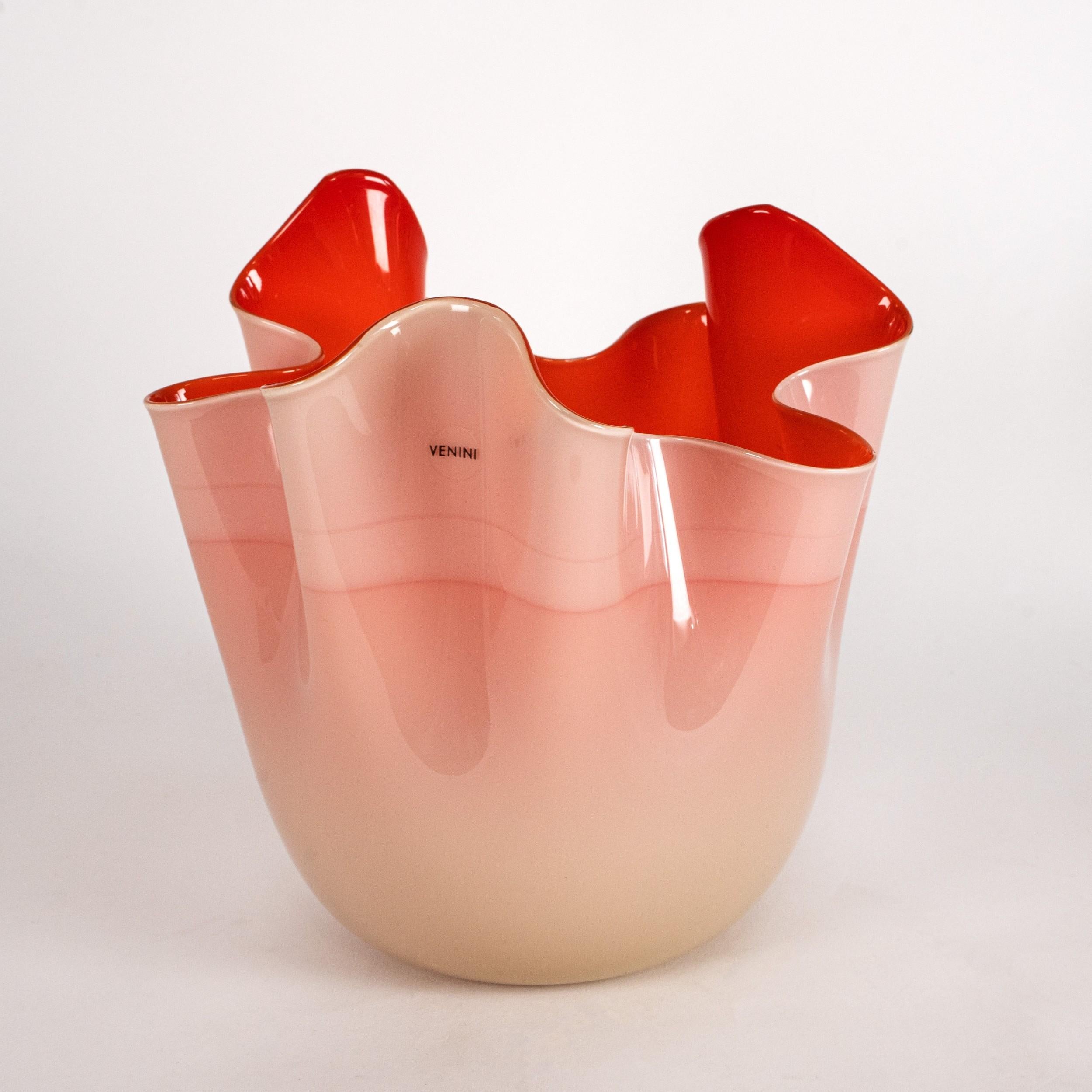 VENINI vase Fazzoletto Taupe Gray & Red Murano Glass Signed 2010, Made in Italy in vendita 1