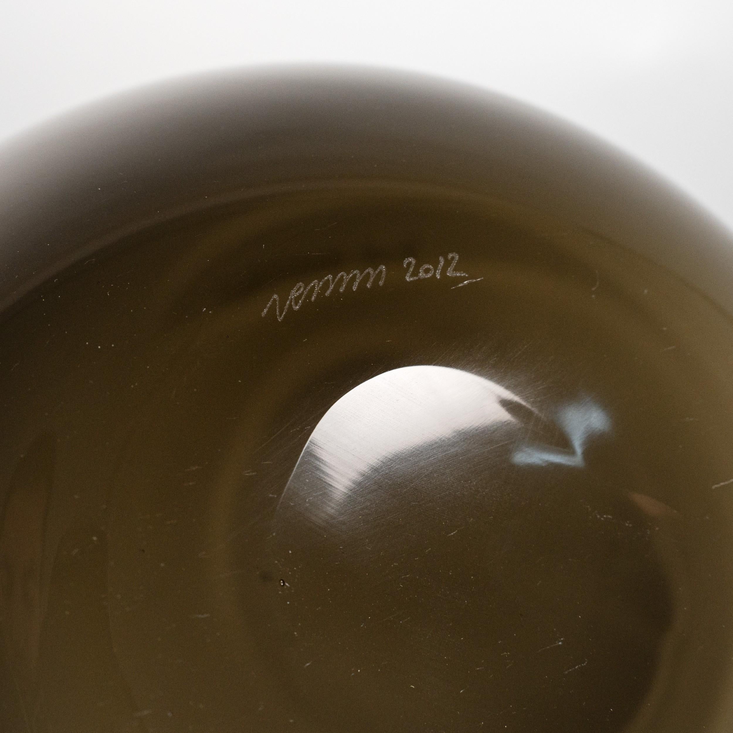 Vaso Fazzoletto di Venini in edizione speciale, modello 700.00, prodotto nel 2012 per commemorare il 90° anniversario di Venini (1921-2011). Eseguito  in vetro opalino Taupe Gray e White, soffiato a mano e rifinito con il caratteristico bordo