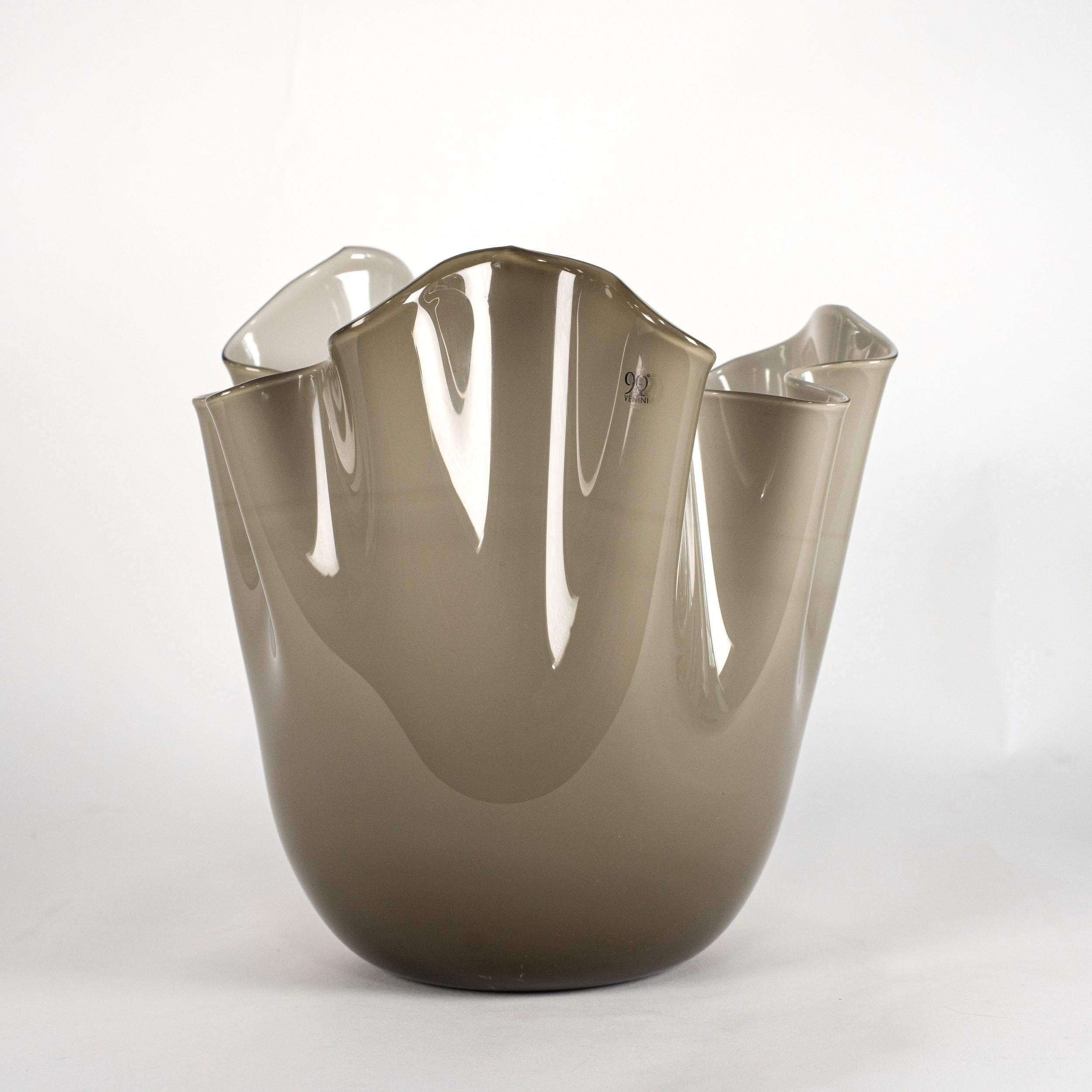 Italiano Venini vaso Fazzoletto Taupe Gray & White in vetro di Murano, firmato 2012 in vendita