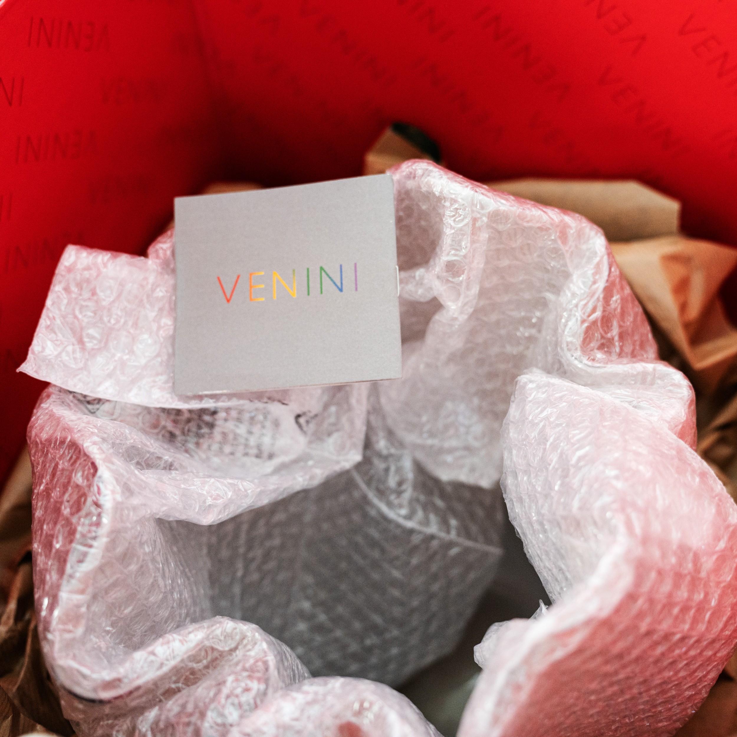 Venini vaso Fazzoletto Taupe Gray & White in vetro di Murano, firmato 2012 In condizioni ottime in vendita a Venezia, IT