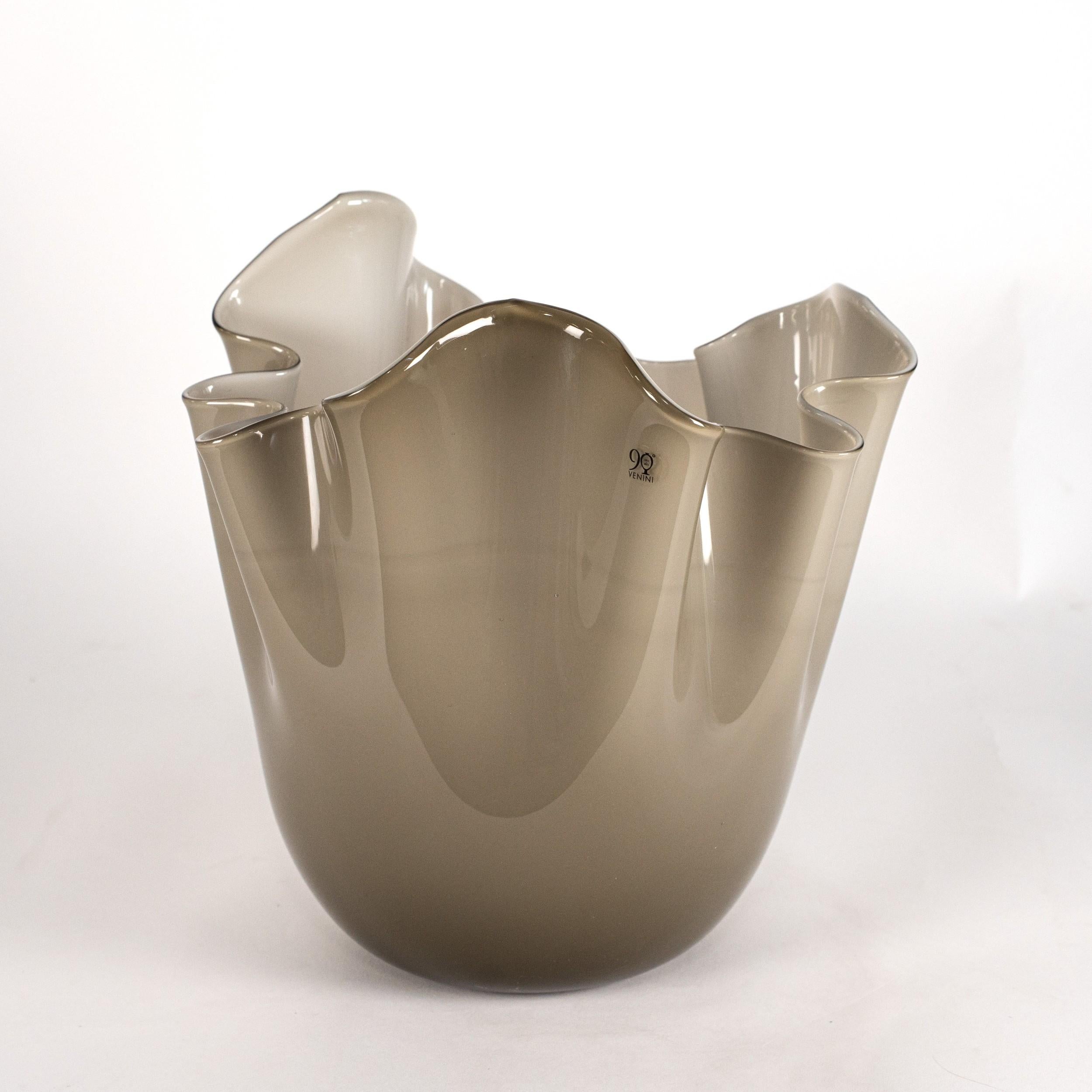 XXI secolo e contemporaneo Venini vaso Fazzoletto Taupe Gray & White in vetro di Murano, firmato 2012 in vendita