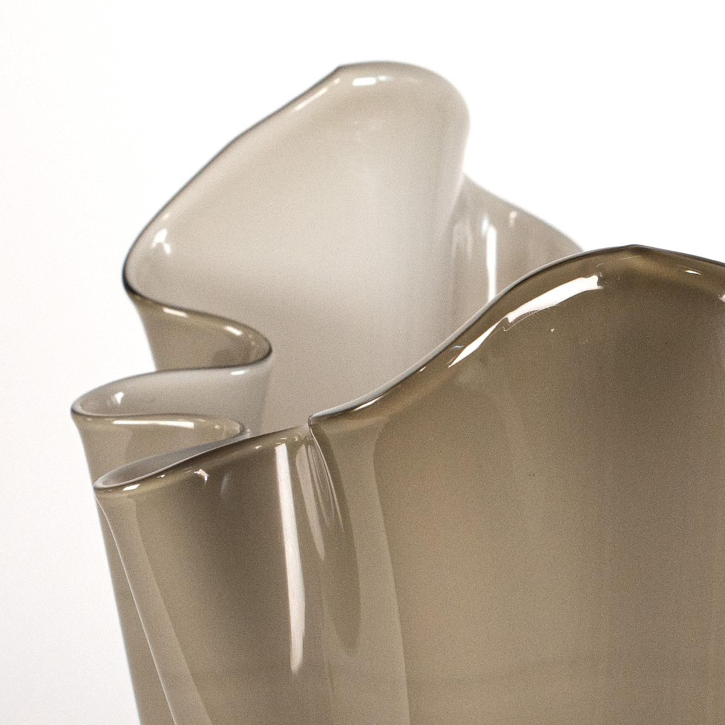 Venini vaso Fazzoletto Taupe Gray & White in vetro di Murano, firmato 2012 in vendita 1