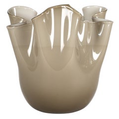 Venini vaso Fazzoletto Taupe Grey in vetro di Murano, firmato 2013, fatto a mano in Italia