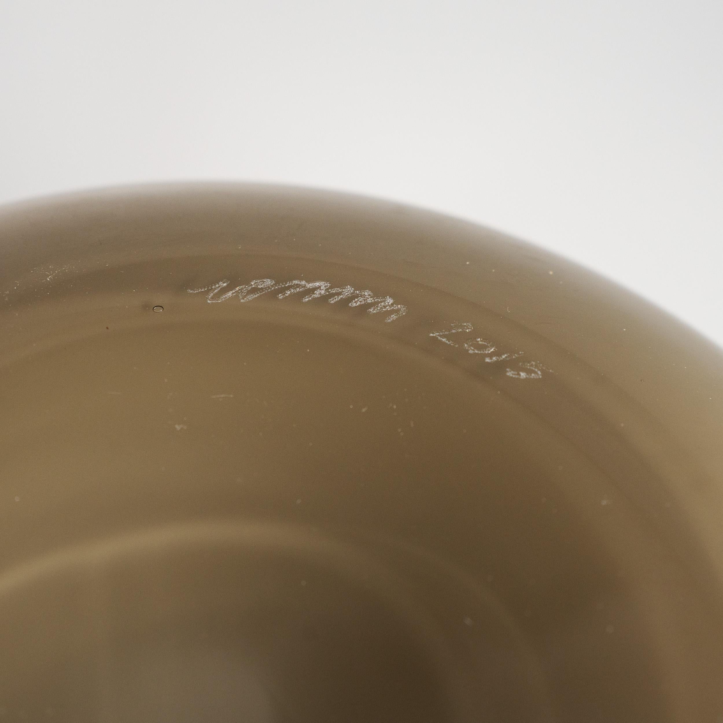 Mid-Century moderno Venini vaso Fazzoletto Taupe Grey in vetro di Murano, firmato 2015, fatto a mano in Italia in vendita