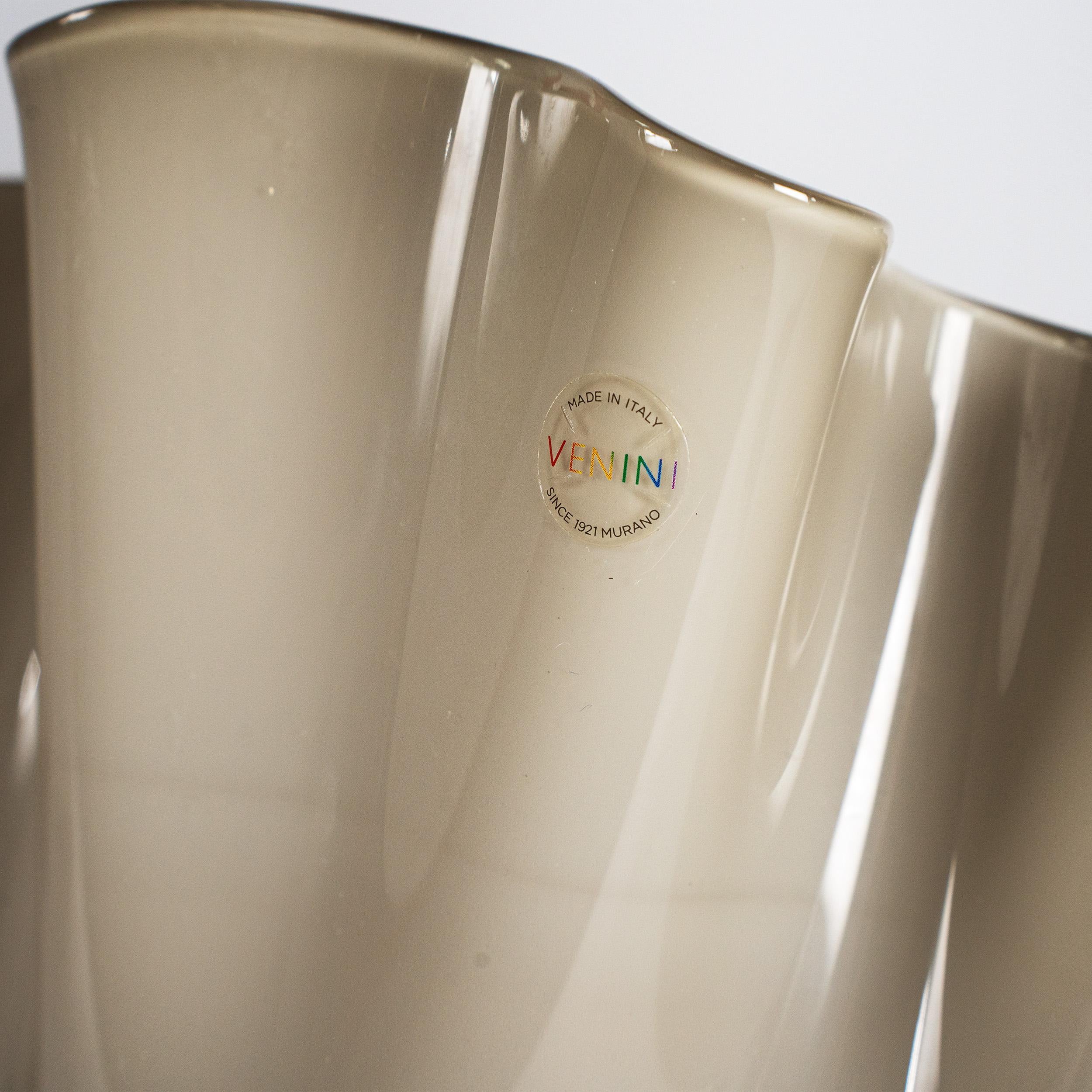 Italiano Venini vaso Fazzoletto Taupe Grey in vetro di Murano, firmato 2015, fatto a mano in Italia in vendita