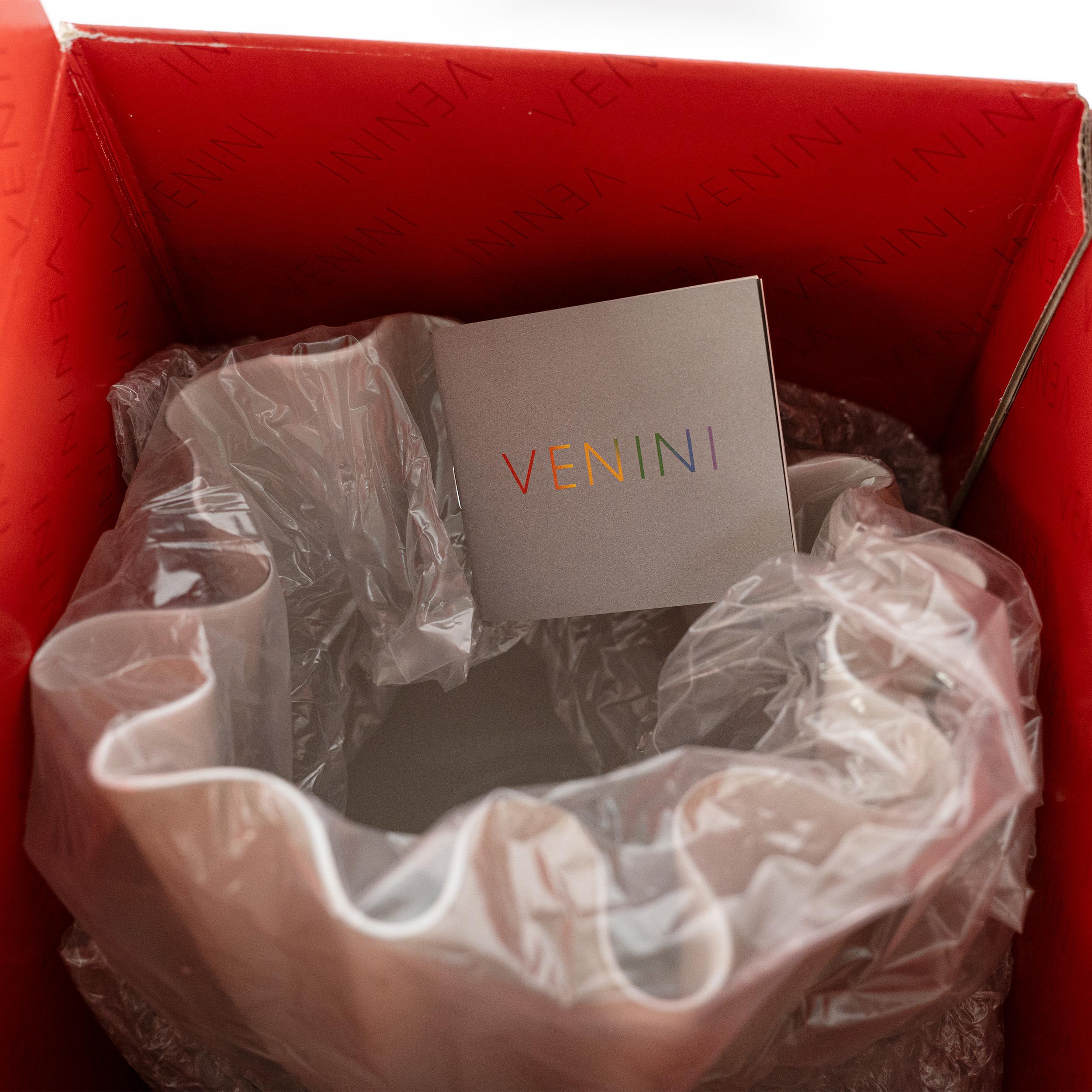 Venini vaso Fazzoletto Taupe Grey in vetro di Murano, firmato 2015, fatto a mano in Italia In condizioni ottime in vendita a Venezia, IT