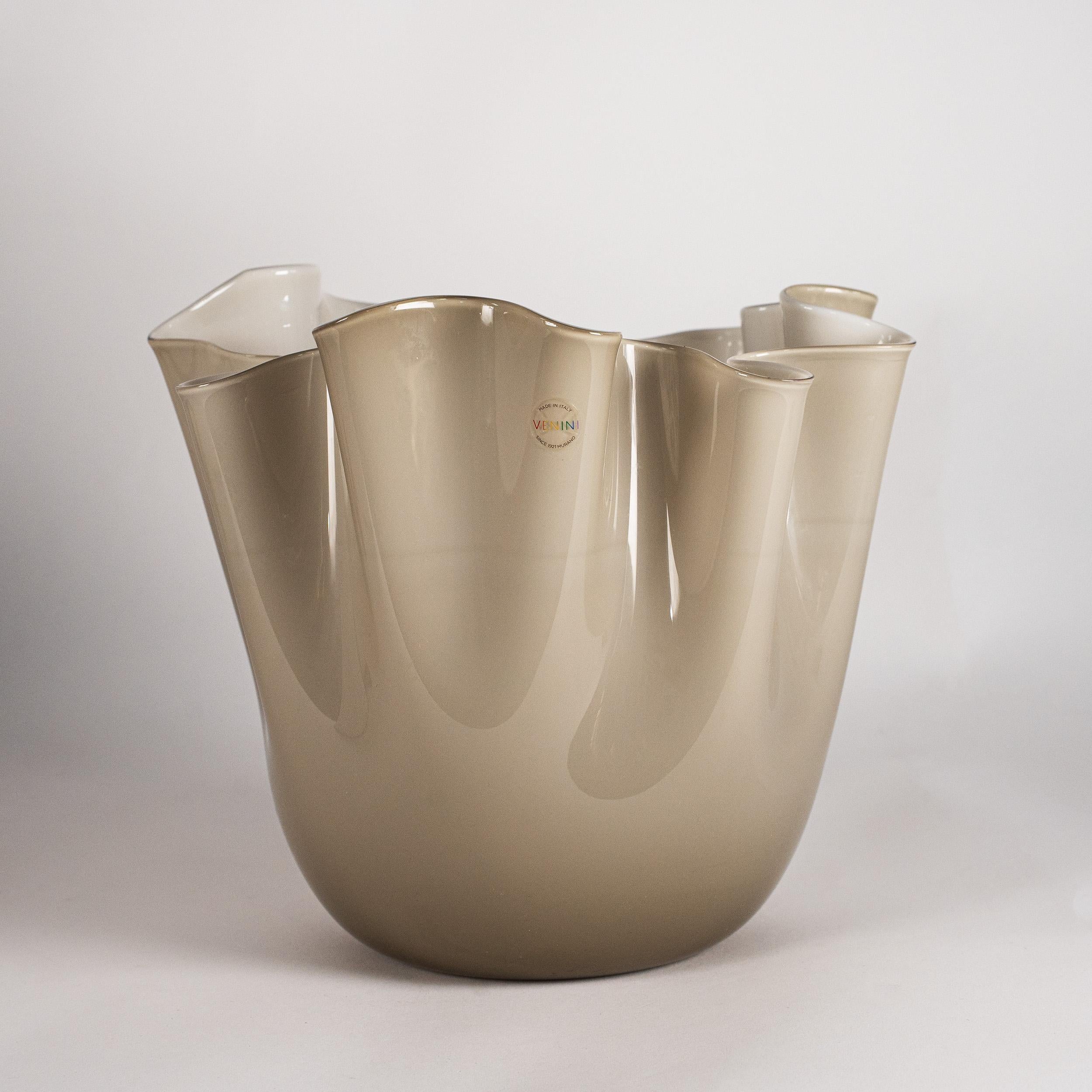 Venini vaso Fazzoletto Taupe Grey in vetro di Murano, firmato 2015, fatto a mano in Italia in vendita 1
