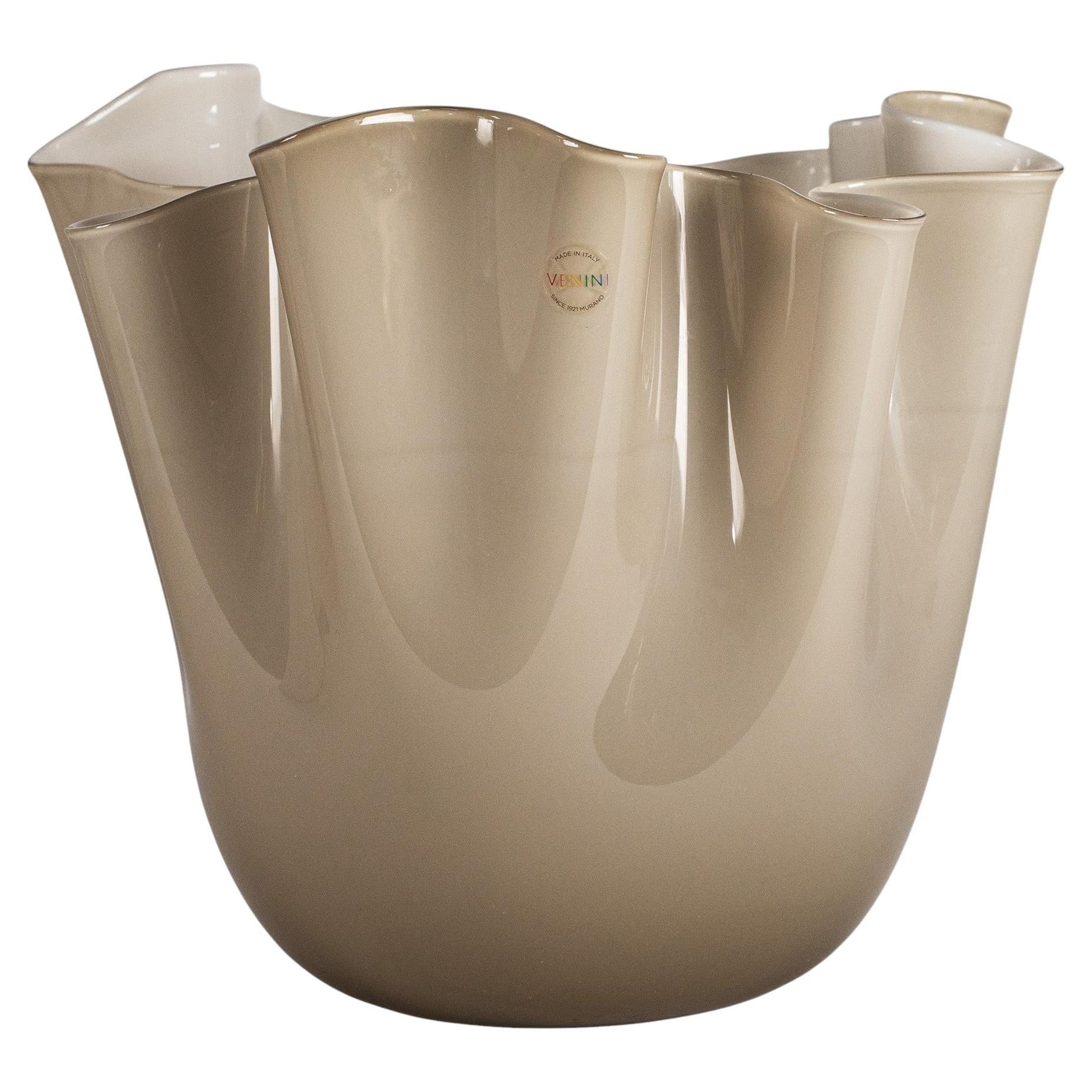 Venini vaso Fazzoletto Taupe Grey in vetro di Murano, firmato 2015, fatto a mano in Italia