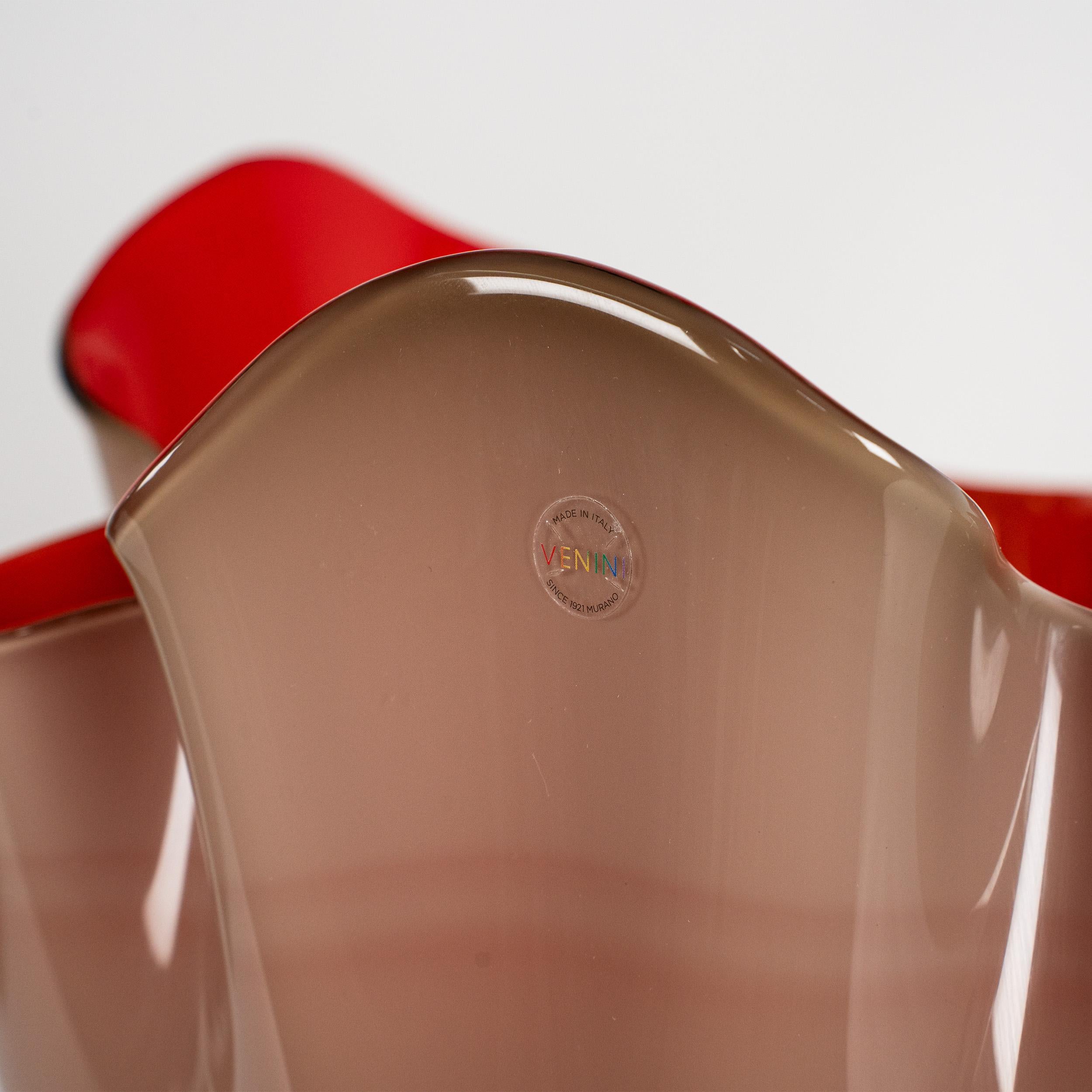 Italiano Venini vaso Fazzoletto Taupe Grey-Red in vetro di Murano, Edizione limitata 6/299, 2015 in vendita