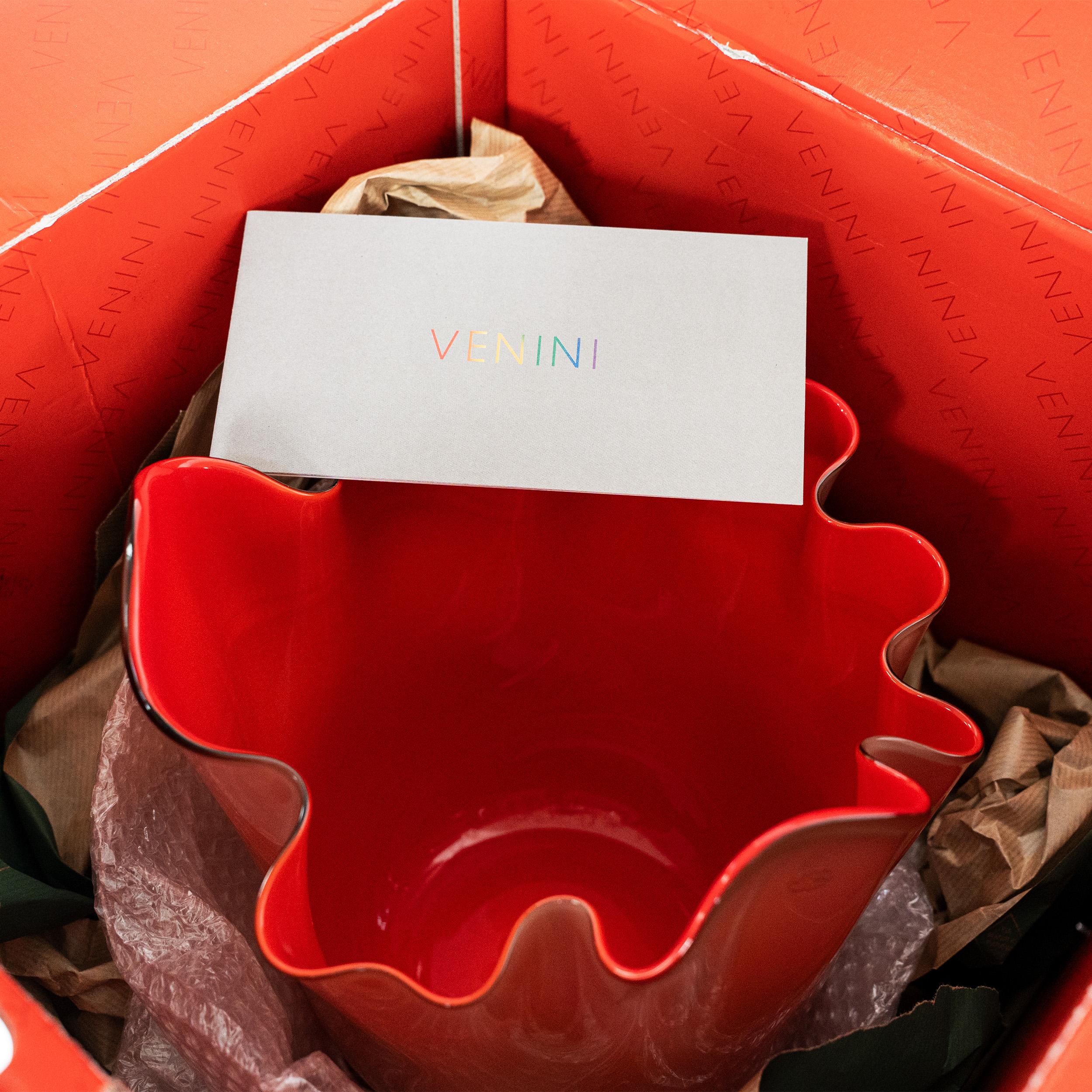 Venini vaso Fazzoletto Taupe Grey-Red in vetro di Murano, Edizione limitata 6/299, 2015 In condizioni ottime in vendita a Venezia, IT