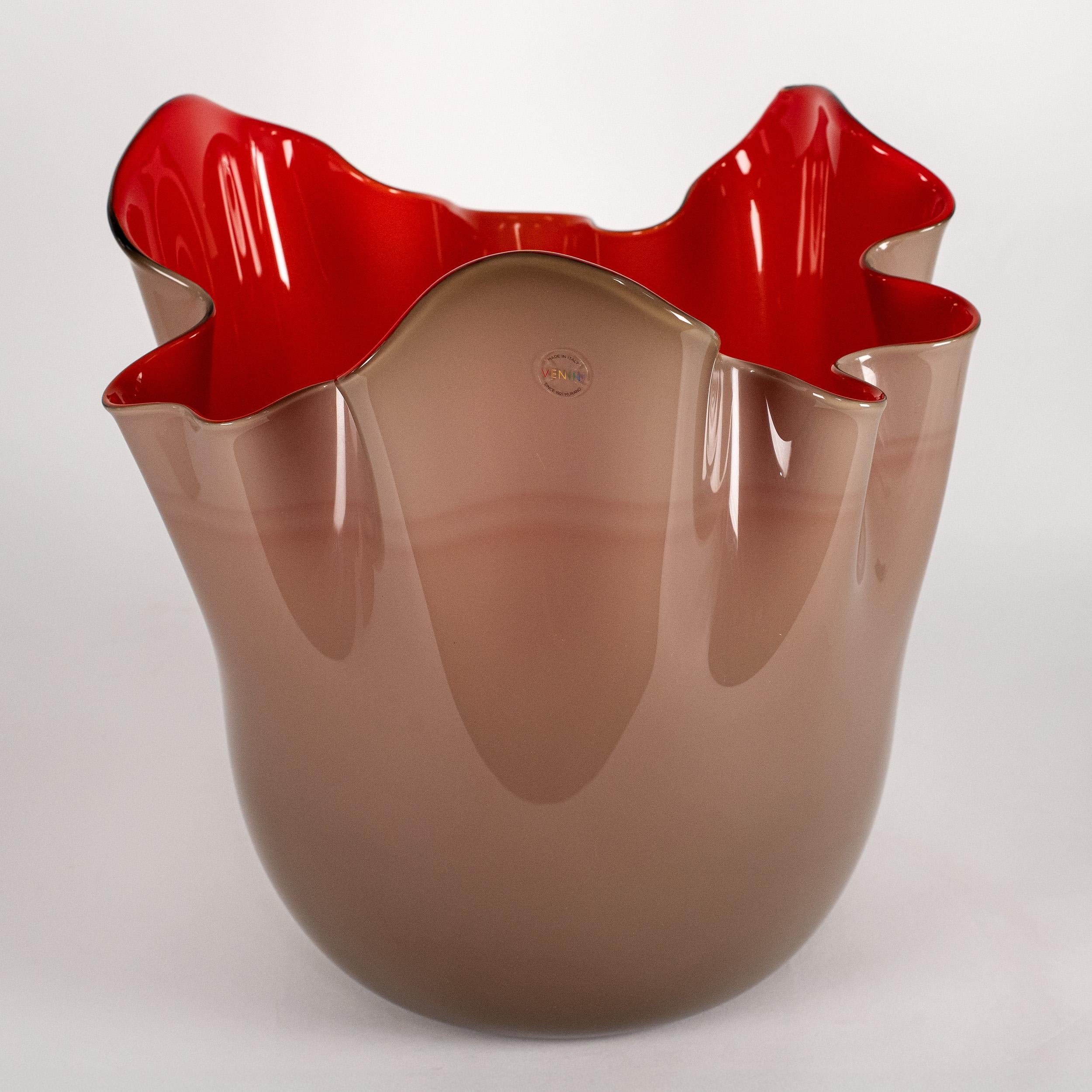 XXI secolo e contemporaneo Venini vaso Fazzoletto Taupe Grey-Red in vetro di Murano, Edizione limitata 6/299, 2015 in vendita