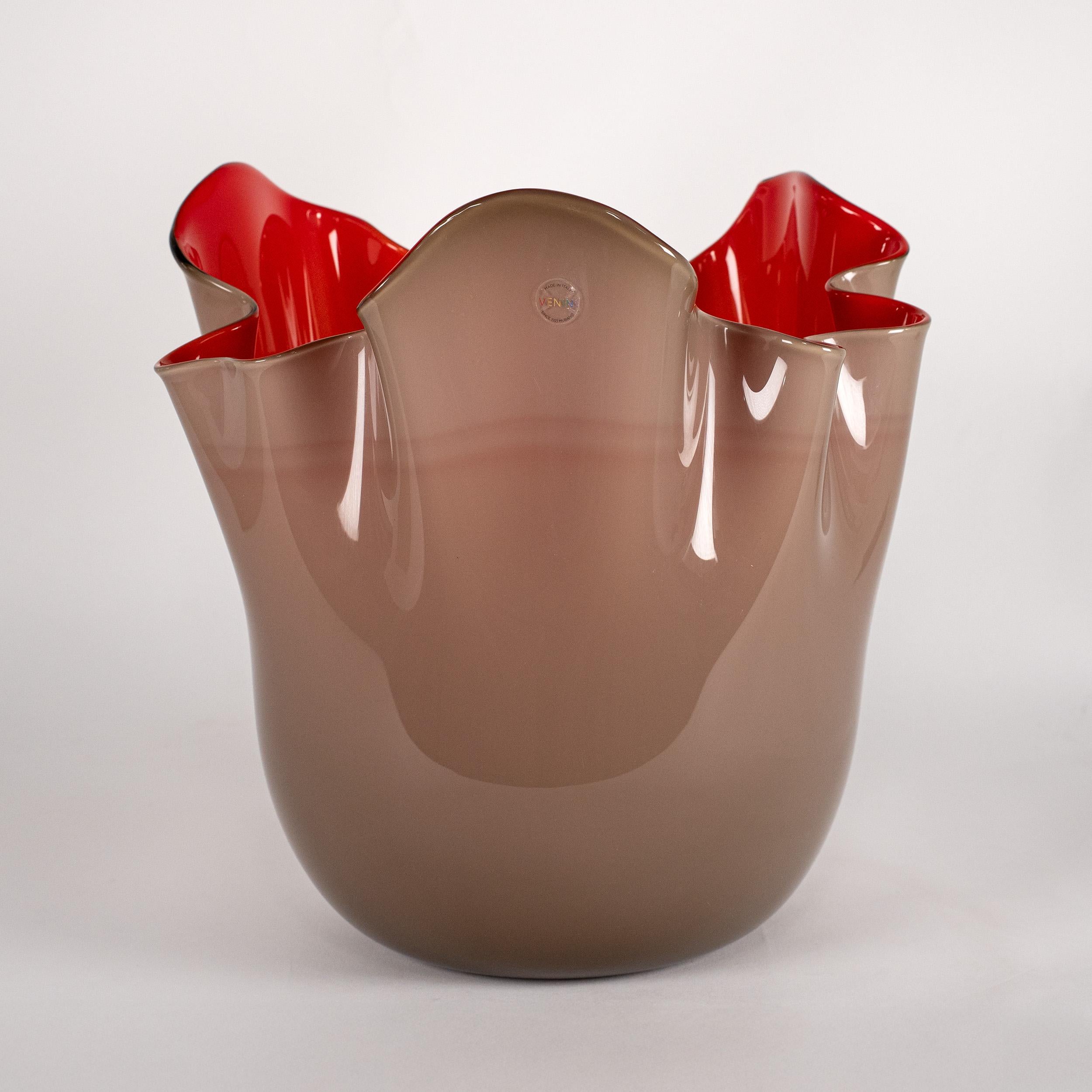 Venini vaso Fazzoletto Taupe Grey-Red in vetro di Murano, Edizione limitata 6/299, 2015 in vendita 2