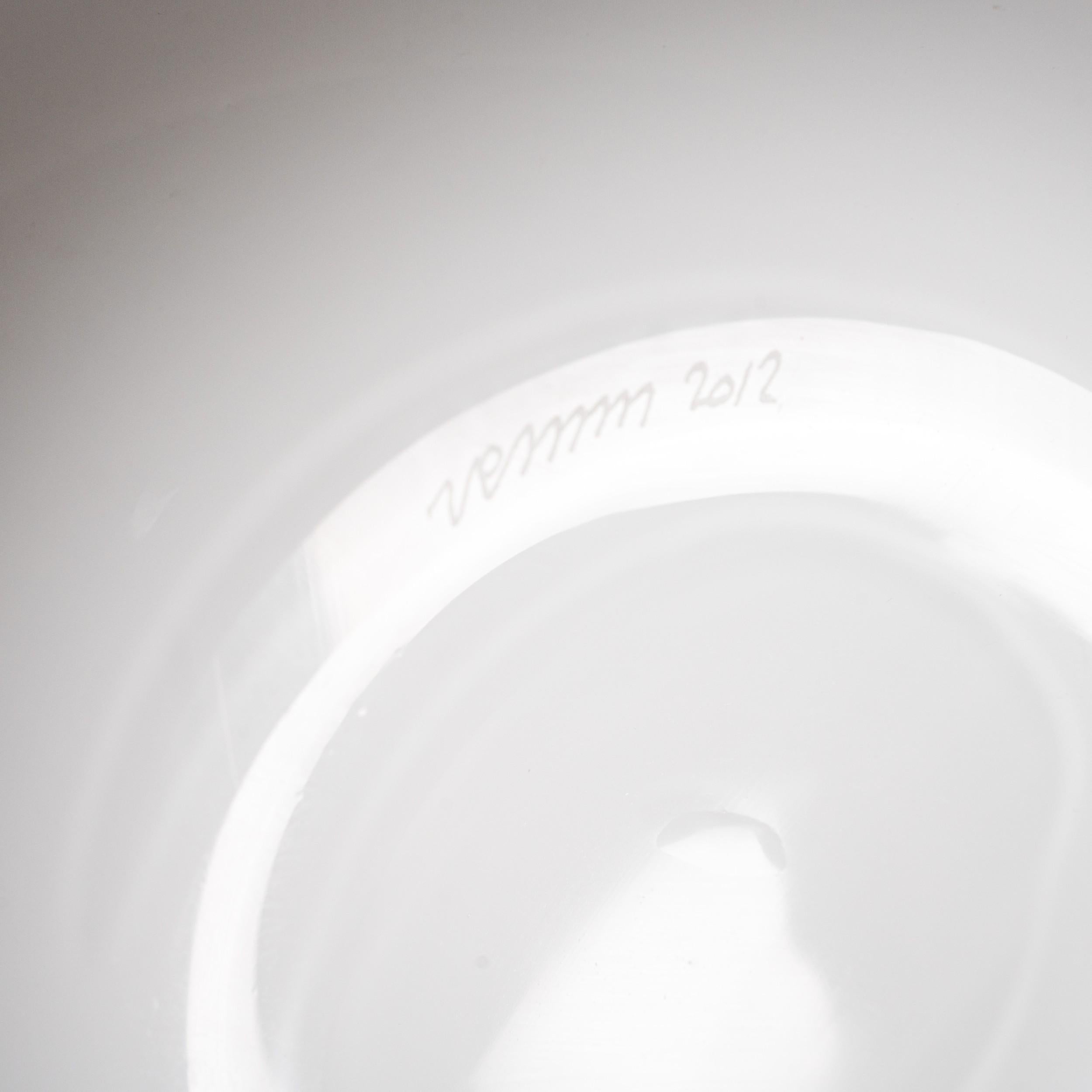 Vaso iconico Venini Fazzoletto, modello 700.02 90° Anniversario, in vetro bianco, con incisione a diamante Venini 2004, scatola e documenti.
Edizione speciale prodotta nel 2012 per commemorare il 90° anniversario di Venini (1921-2011). Creata come