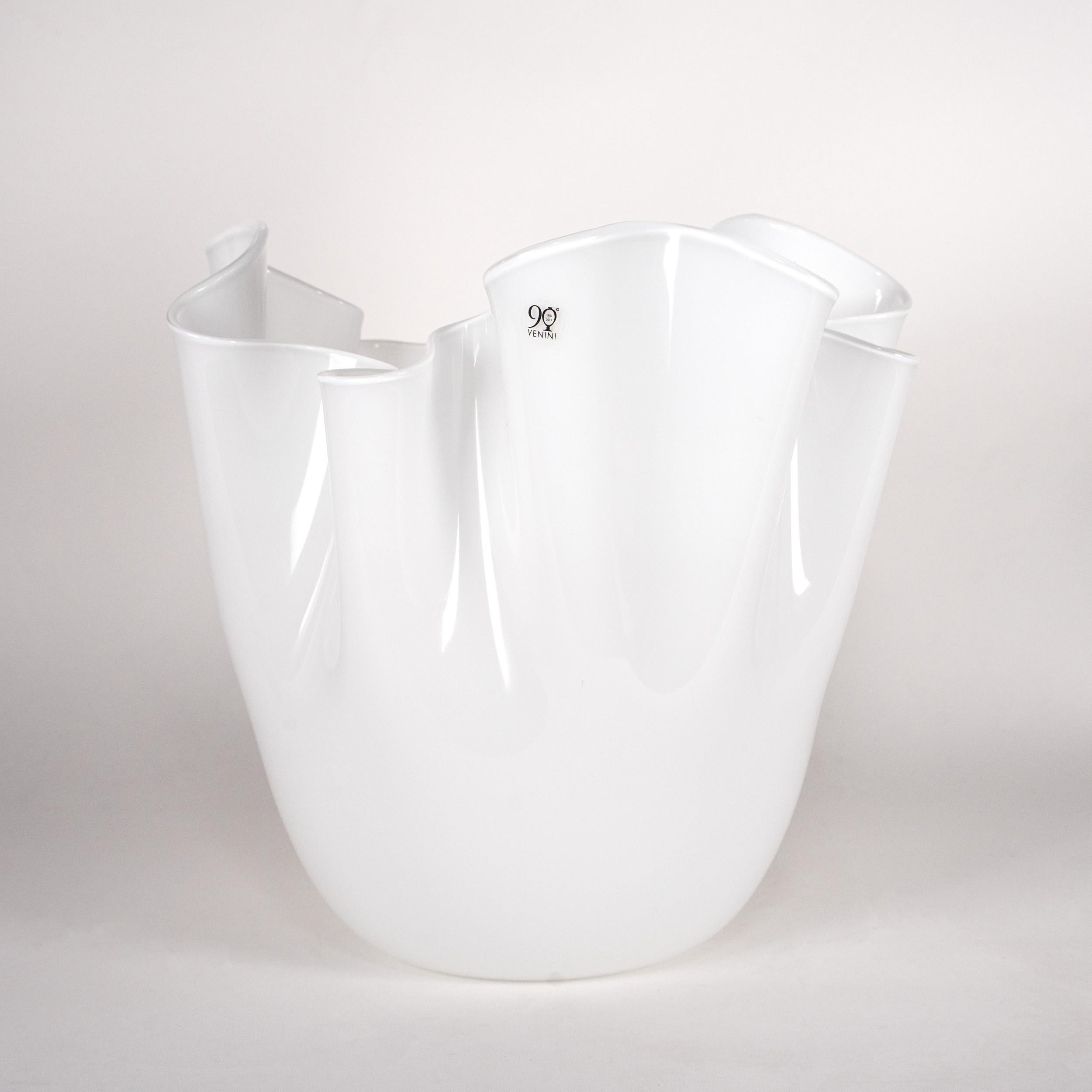 Mid-Century moderno Venini vaso Fazzoletto total White in vetro di Murano, 90° Anniversario firmato 2012 in vendita