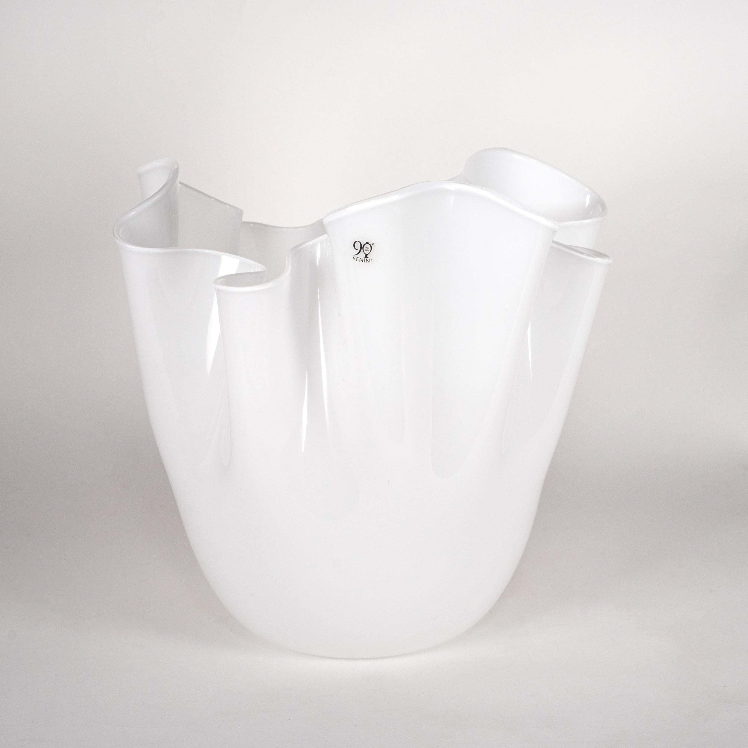 Venini vaso Fazzoletto total White in vetro di Murano, 90° Anniversario firmato 2012 In condizioni ottime in vendita a Venezia, IT