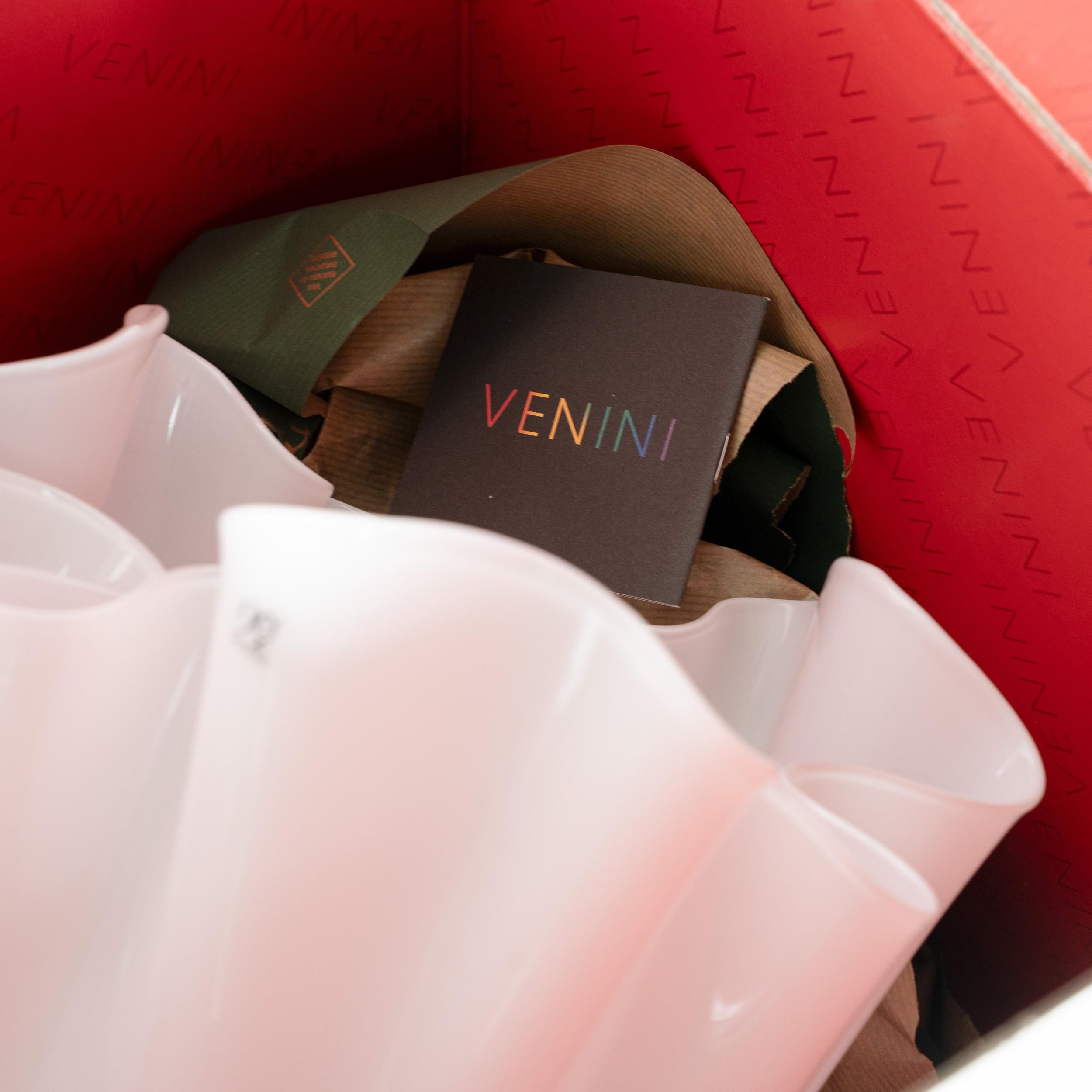 Vetro soffiato Venini vaso Fazzoletto total White in vetro di Murano, 90° Anniversario firmato 2012 in vendita