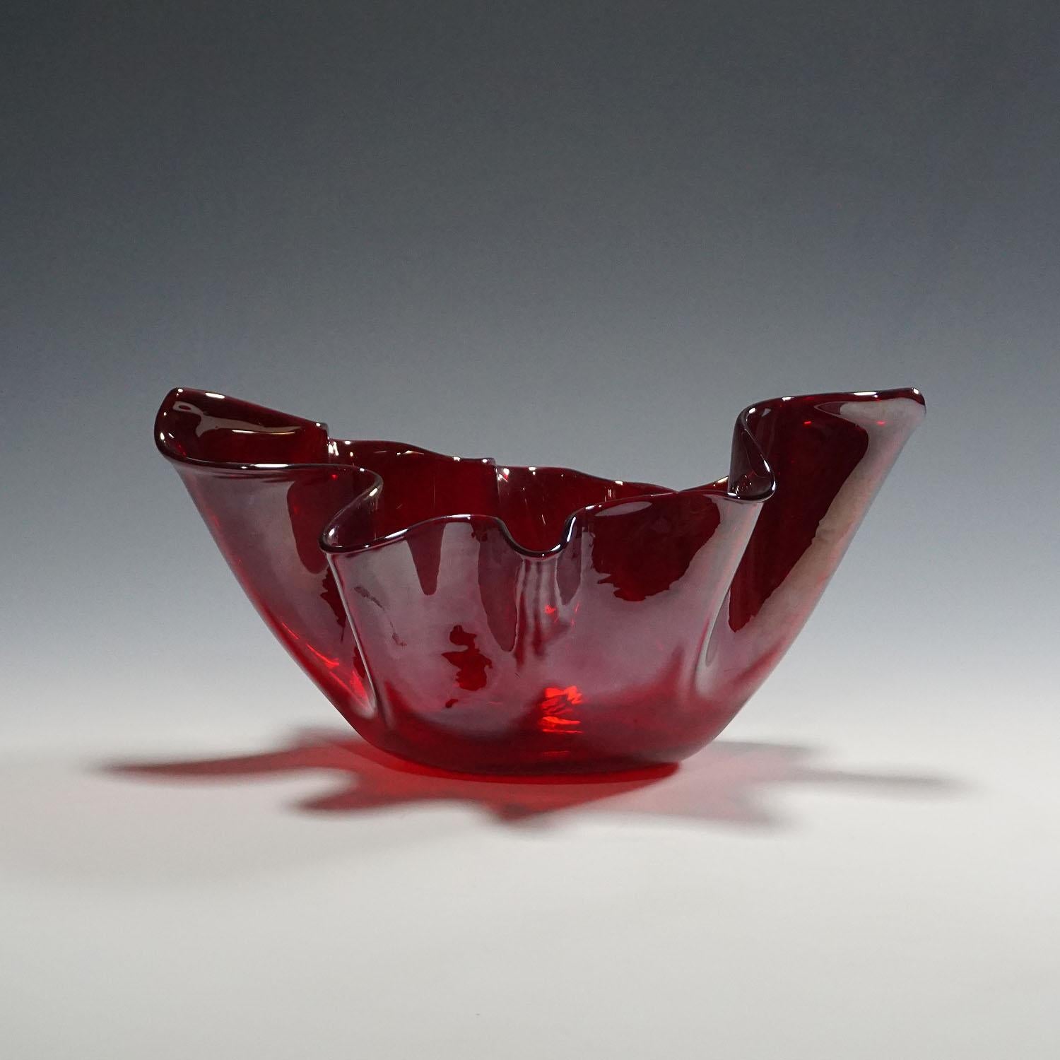 Große Fazzoletto-Vase (Taschentuch) aus transparentem rotem Glas. Hergestellt ca. 1950 von Venini, Venedig, nach einem Entwurf von Fulvio Bianconi. Auf dem Sockel mit geätzter Signatur 