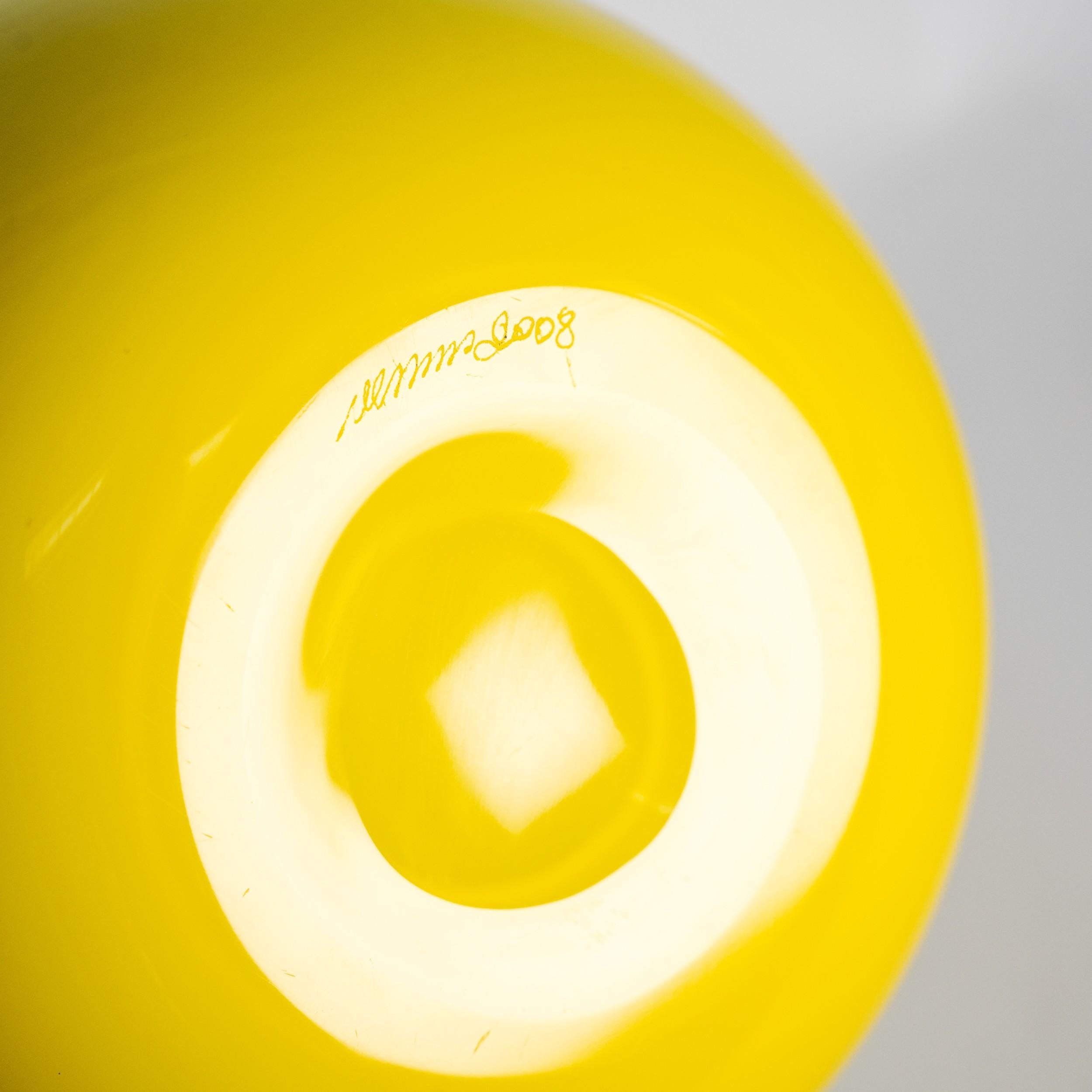 Vaso Venini Fazzoletto, modello 702.00, in vetro opalino giallo e acquamarina, firmato 2008 con scatola e documenti.

Questo iconico vaso Fazzoletto di Venini, disegnato nel 1949 da Fulvio Bianconi, è una delle forme più celebri del vetro di