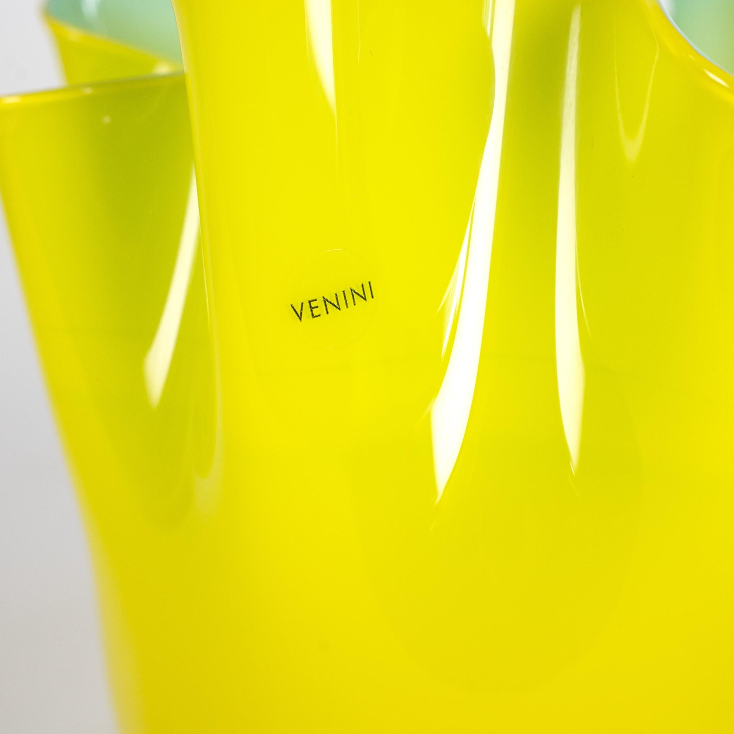 Mid-Century moderno Venini vaso Fazzoletto Giallo e Acquamarina in vetro di Murano, firmato 2008 in vendita